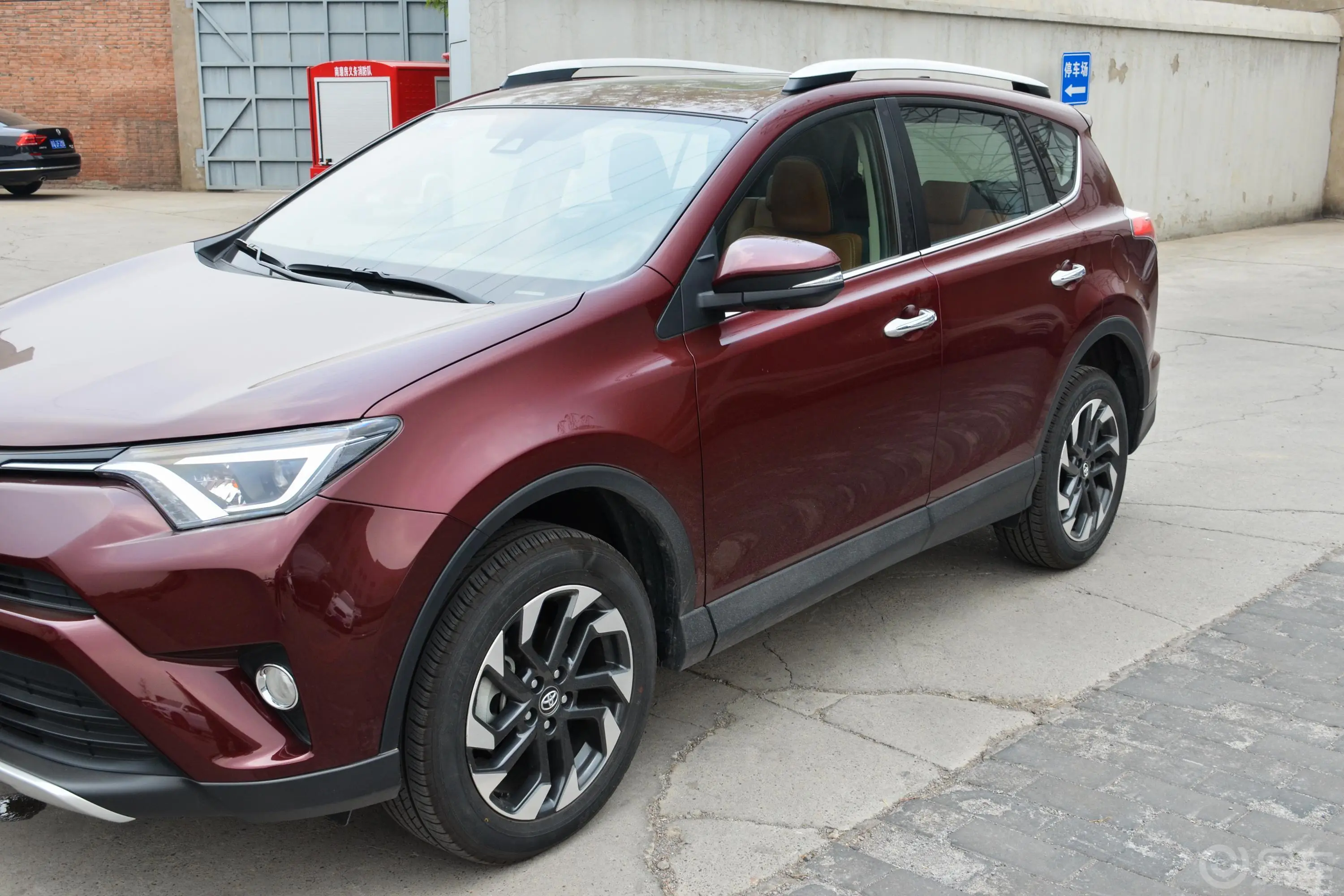 RAV4荣放2.5L 手自一体 四驱 精英版 国V外观