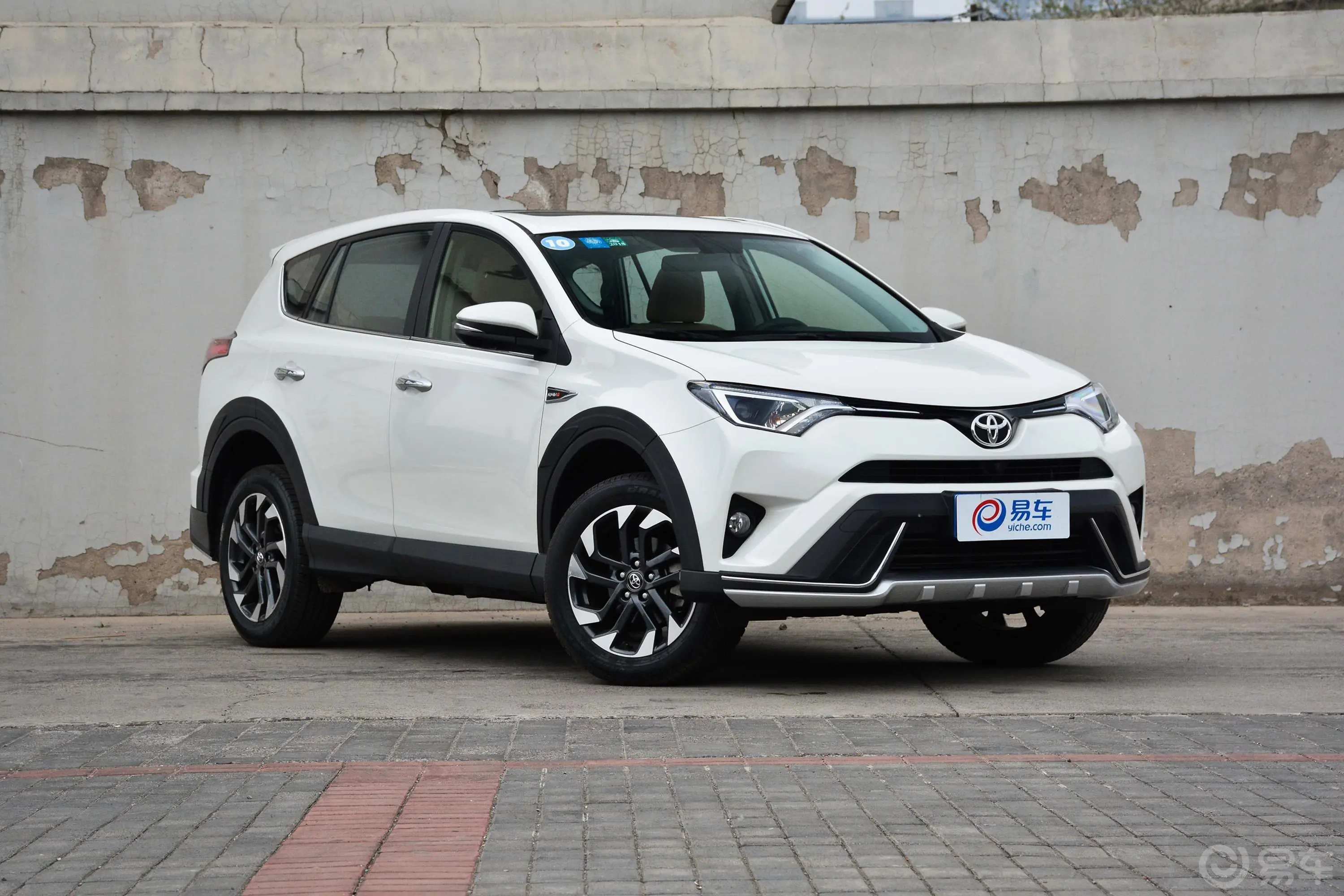 RAV4荣放2.0L CVT 两驱 风尚X版 国V侧前45度车头向右水平