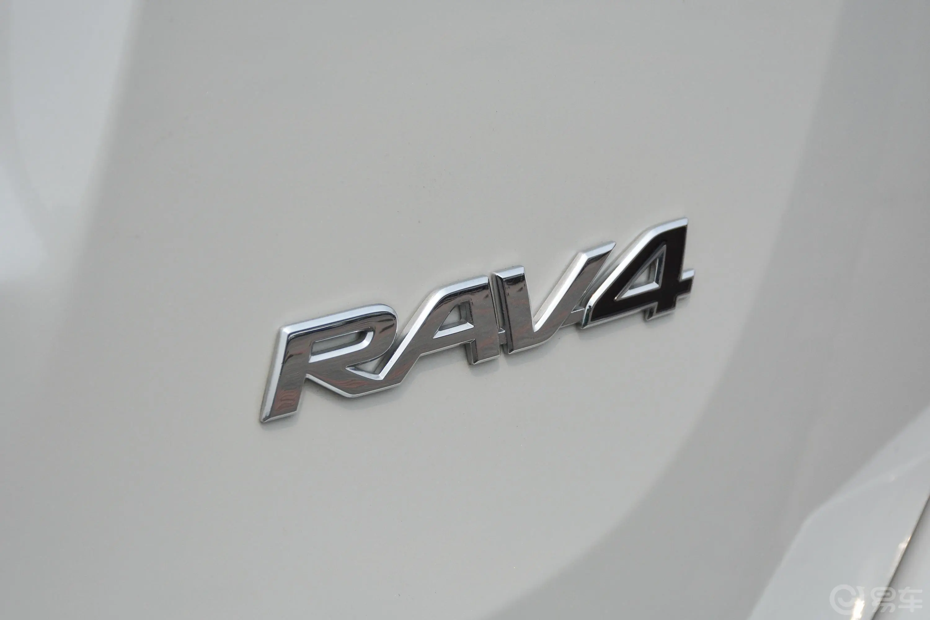 RAV4荣放2.0L CVT 两驱 风尚X版 国V外观