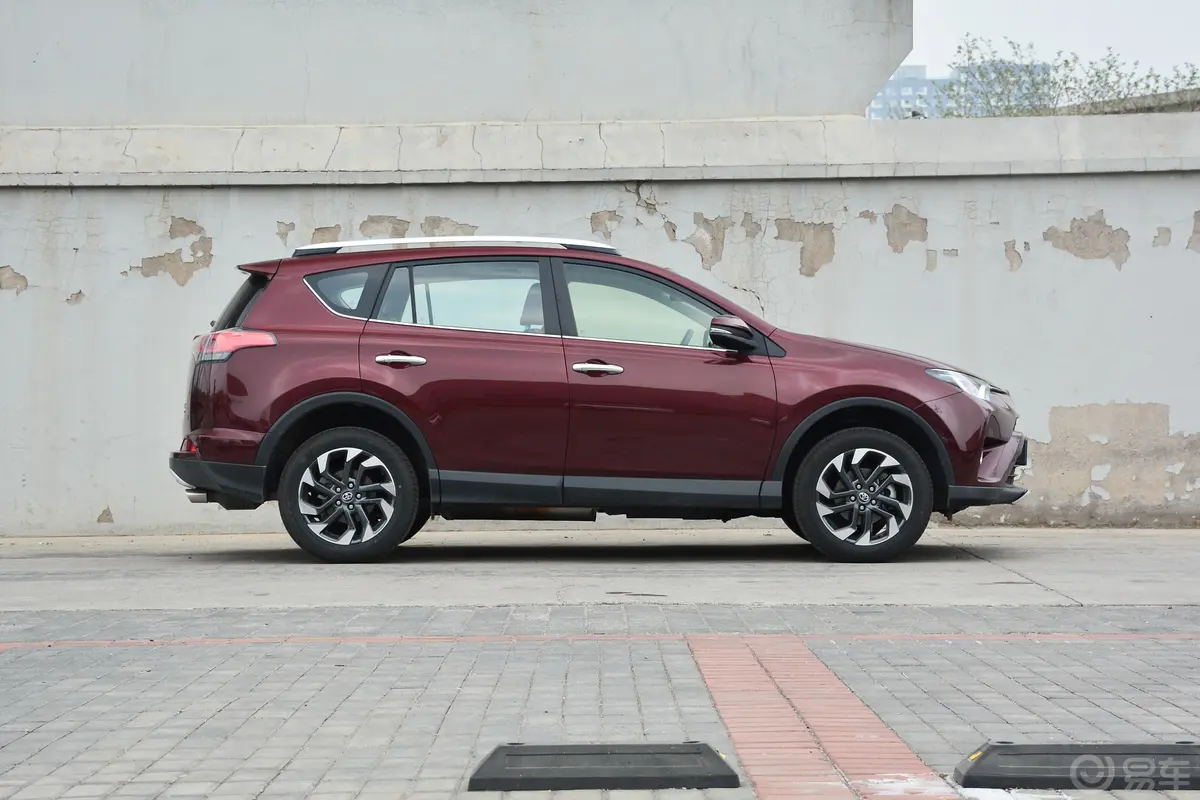 RAV4荣放2.5L 手自一体 四驱 精英版 国V外观