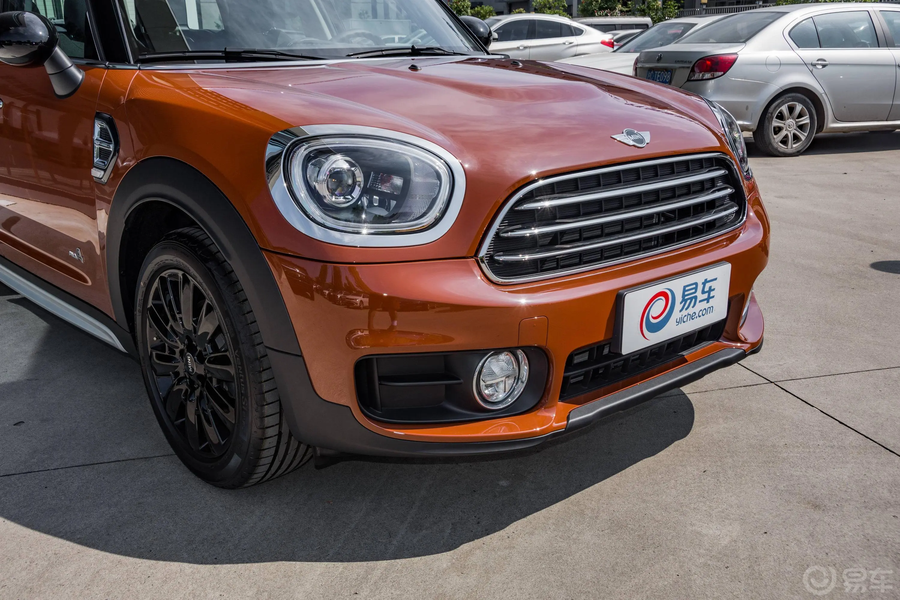 MINI COUNTRYMAN1.5T COOPER ALL4 旅行家前格栅侧俯拍