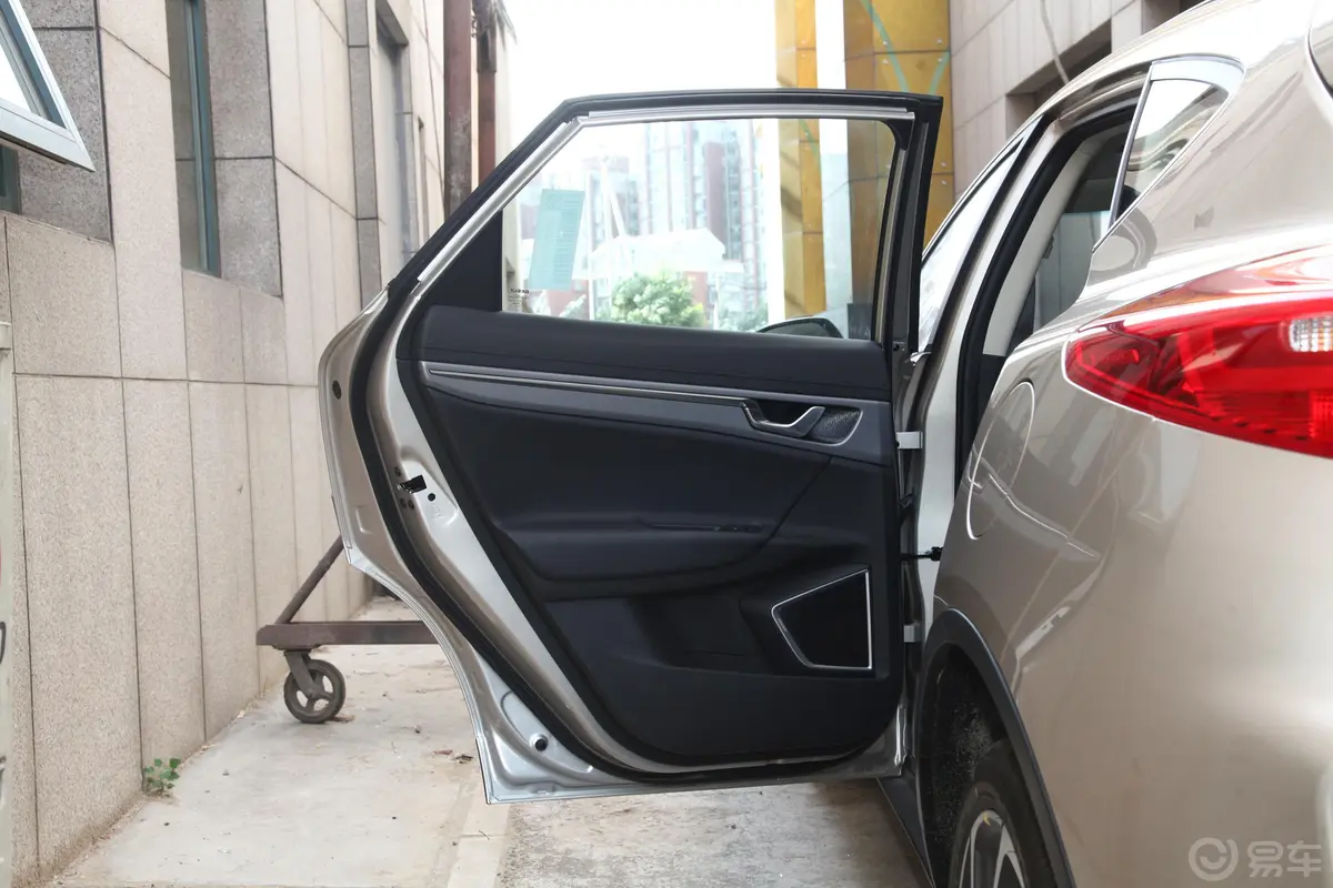 帝豪GS领潮版 1.4T 双离合 尊尚智联版驾驶员侧后车门