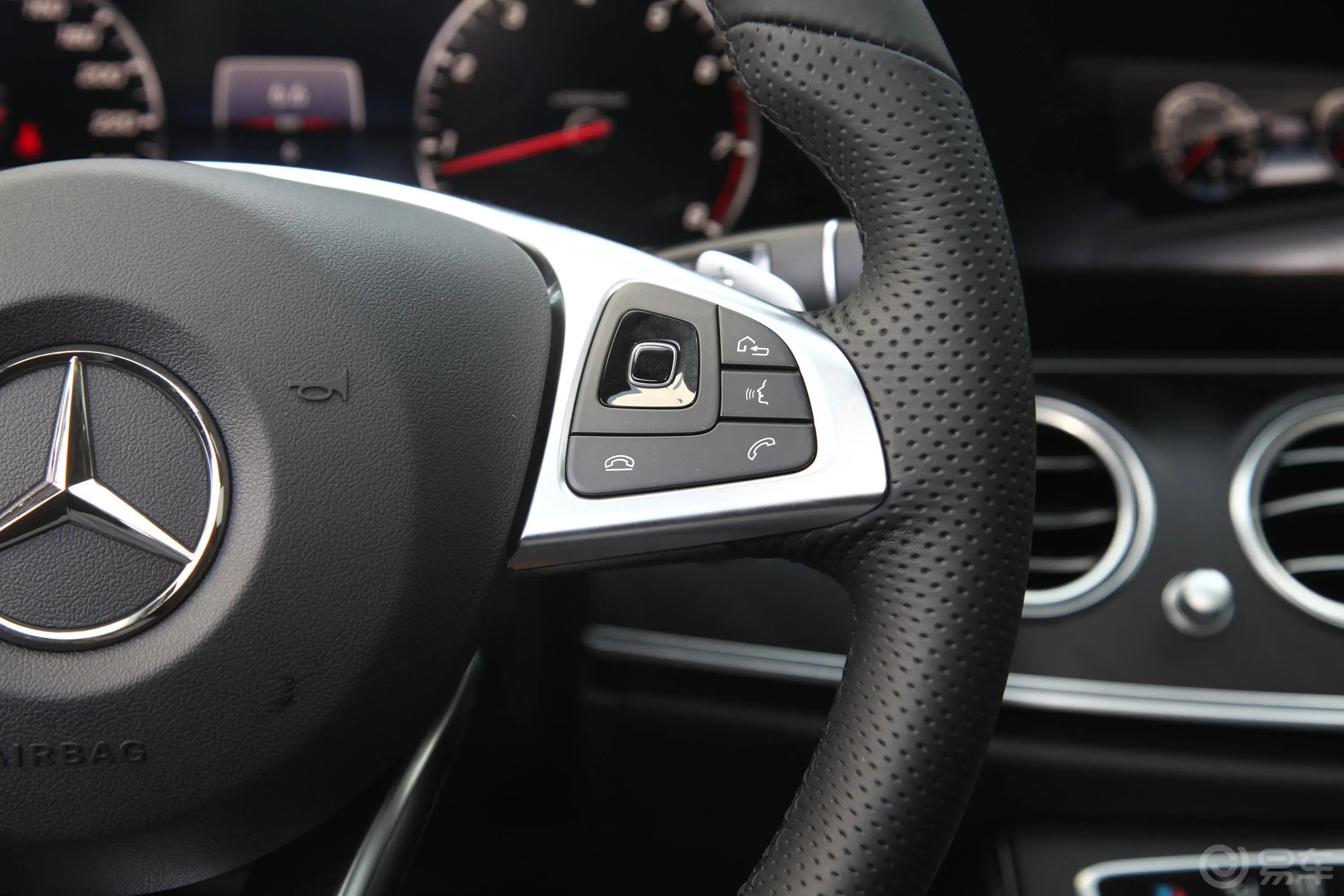 奔驰E级改款 E 200 L 4MATIC 运动轿车右侧方向盘功能按键
