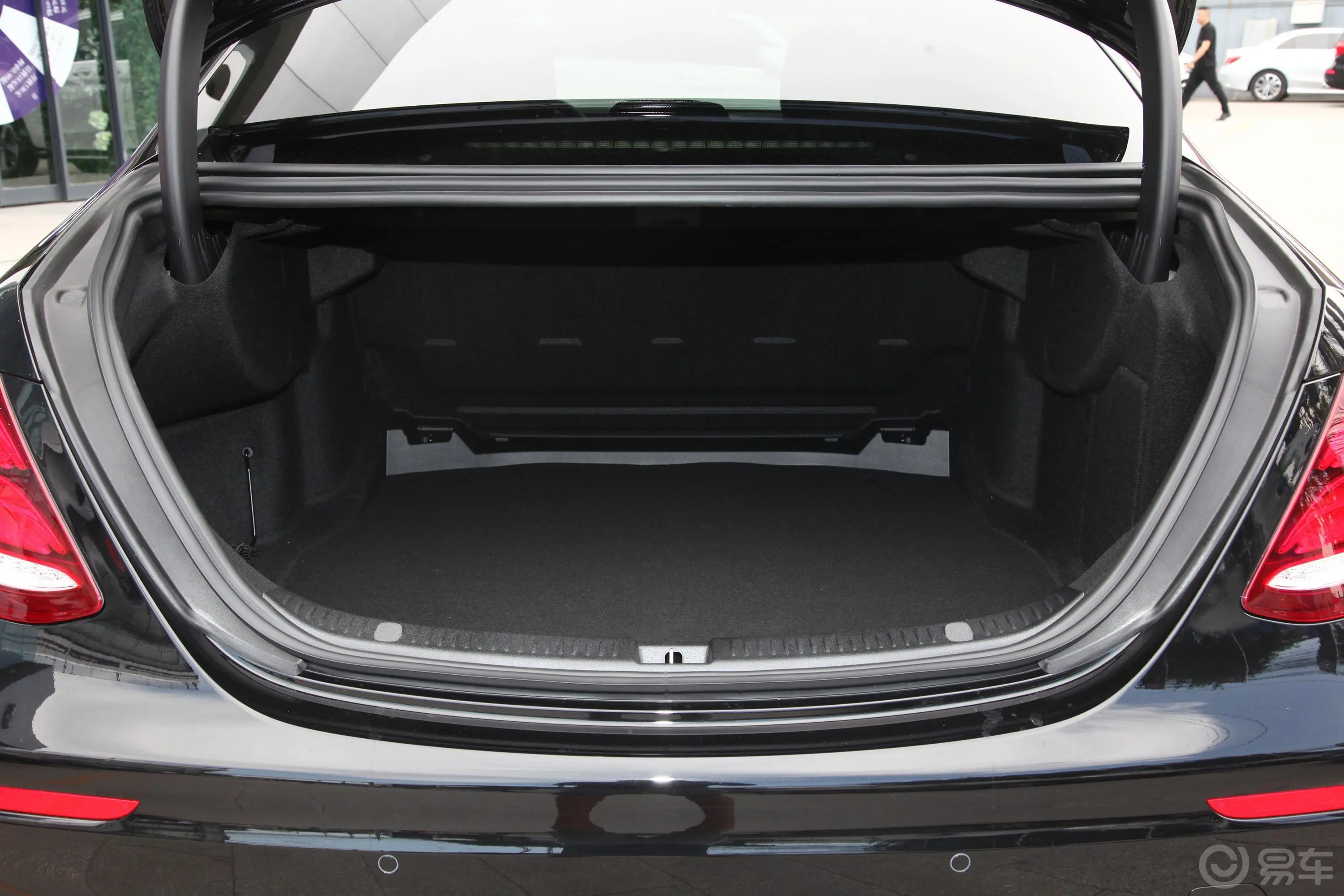 奔驰E级改款 E 200 L 4MATIC 运动轿车后备厢空间特写