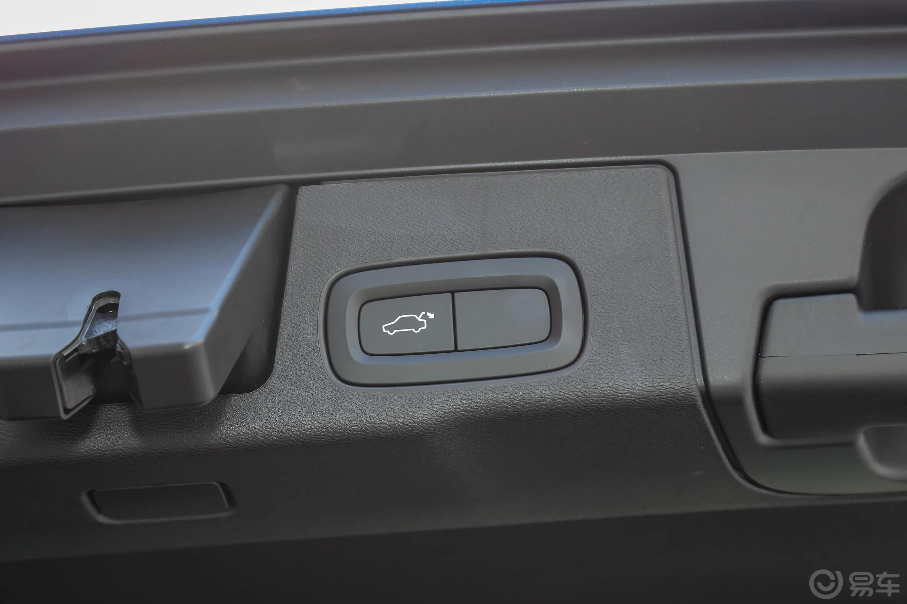 沃尔沃XC60T5 四驱 智远运动版电动尾门按键（手动扶手）