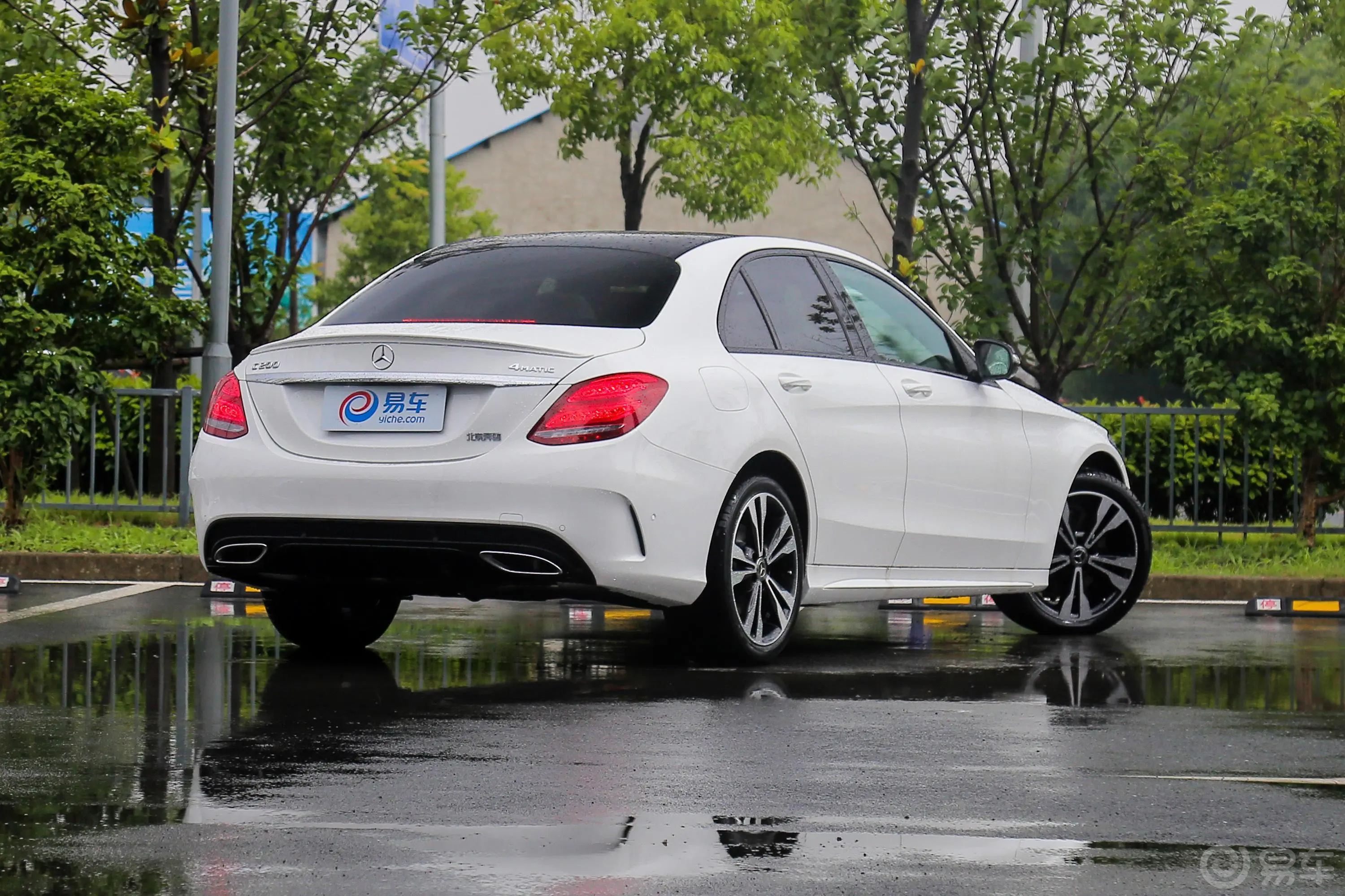 奔驰C级C 200 4MATIC 运动版侧后45度车头向右水平