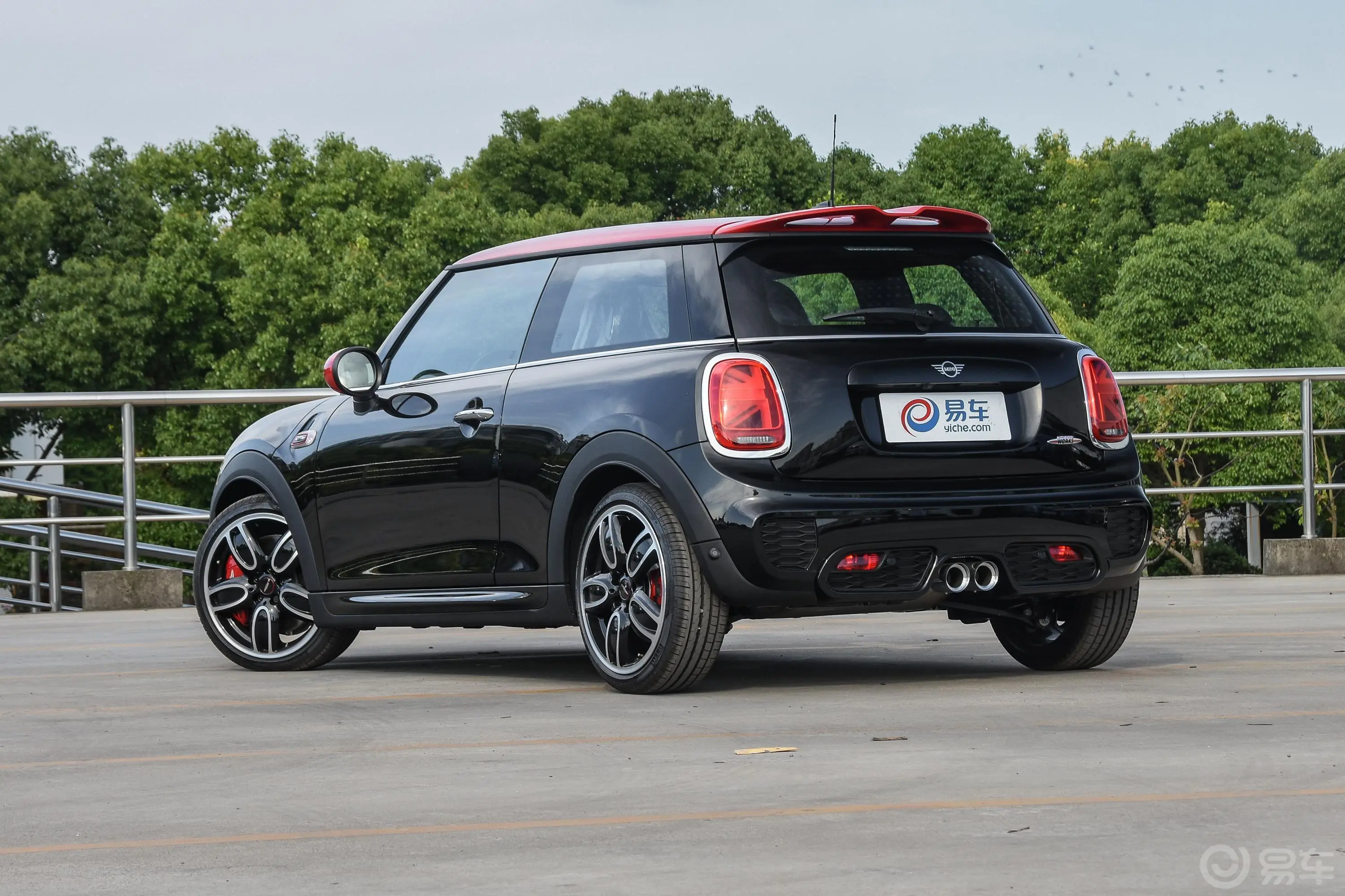 MINI JCW2.0T ALL-IN侧后45度车头向左水平