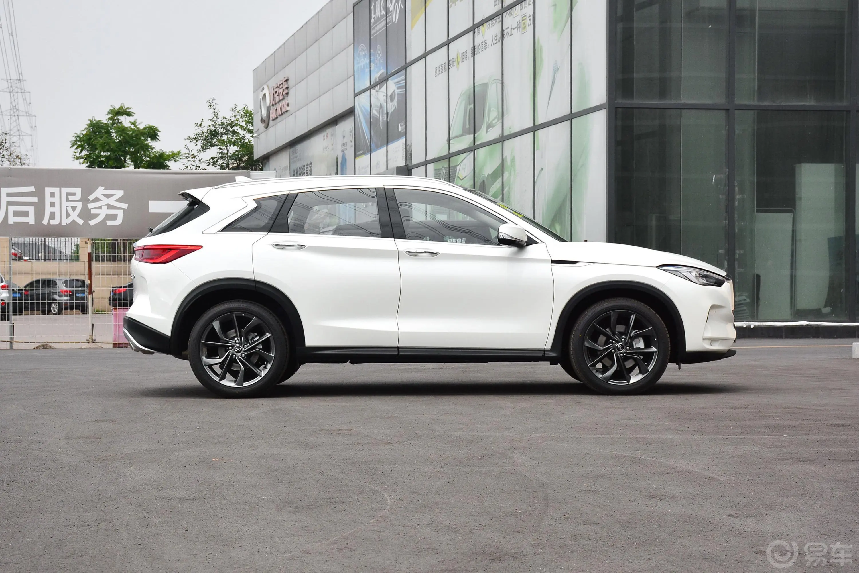 英菲尼迪QX502.0T 四驱 智能版正侧车头向右水平