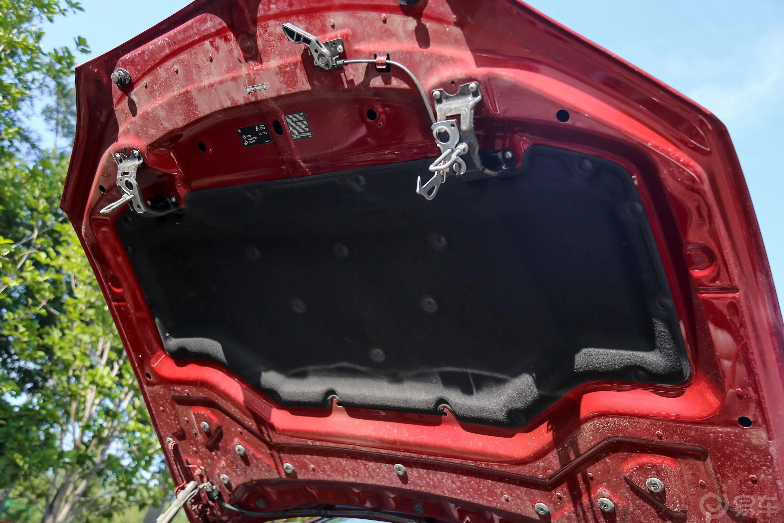 宝马X6xDrive35i M运动豪华版发动机舱盖内侧
