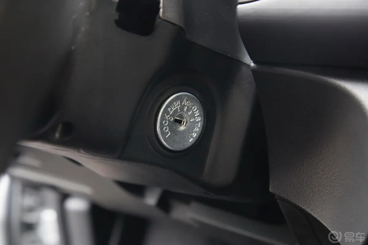 锐骐标箱 2.5T 手动 两驱 标准版 柴油 国V钥匙孔或一键启动按键