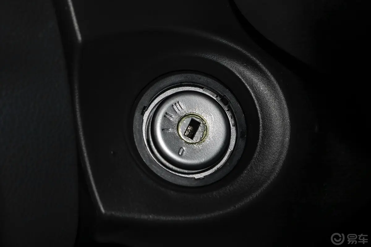 福克斯两厢经典 1.6L 手动 舒适型智行版钥匙孔或一键启动按键
