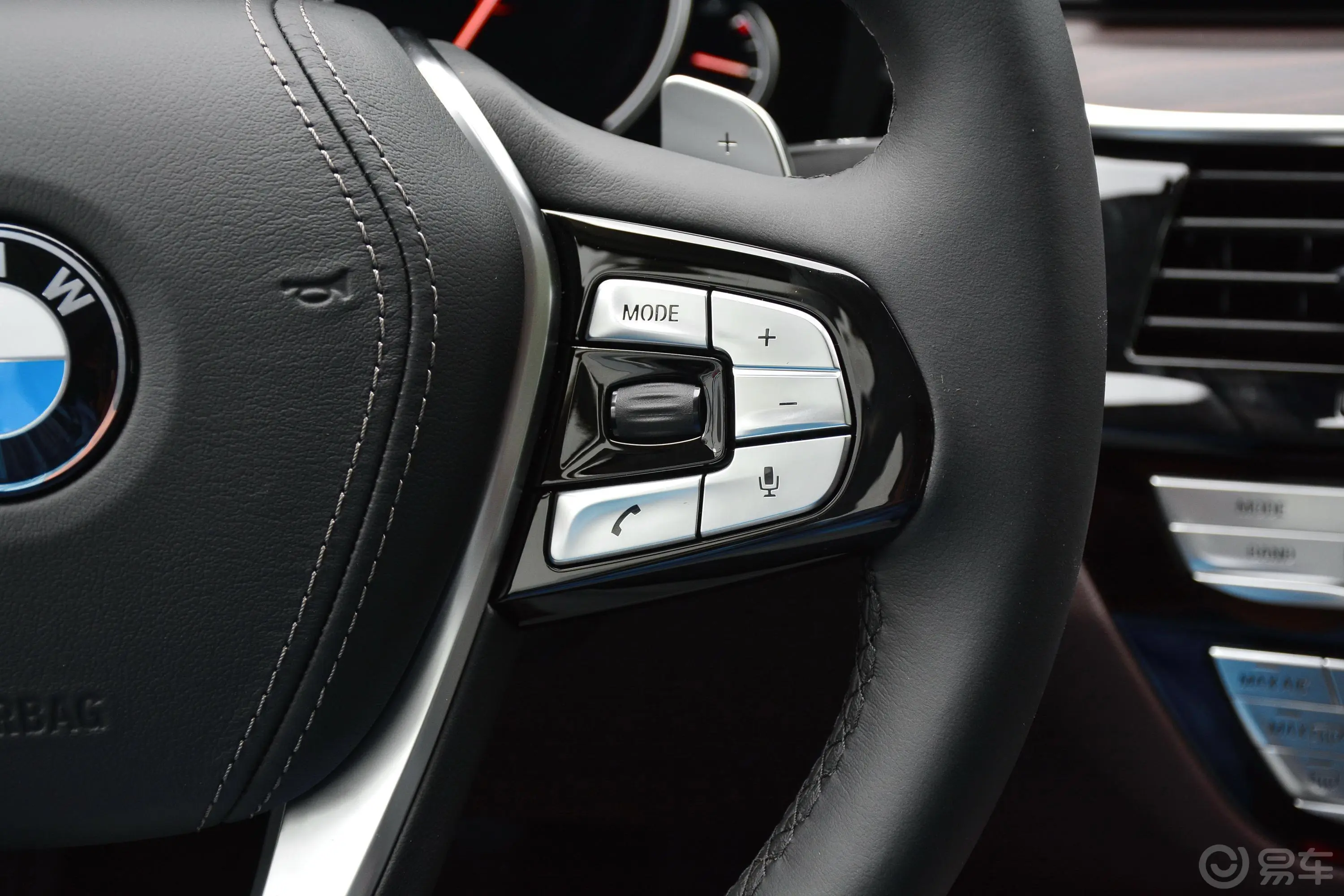 宝马5系改款 530Li xDrive 豪华套装右侧方向盘功能按键