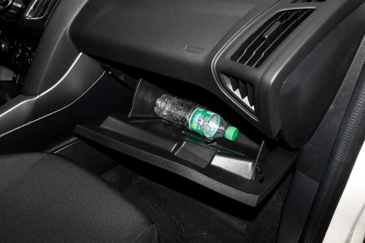 福克斯两厢经典 1.6L 手动 舒适型智行版手套箱空间水瓶横置