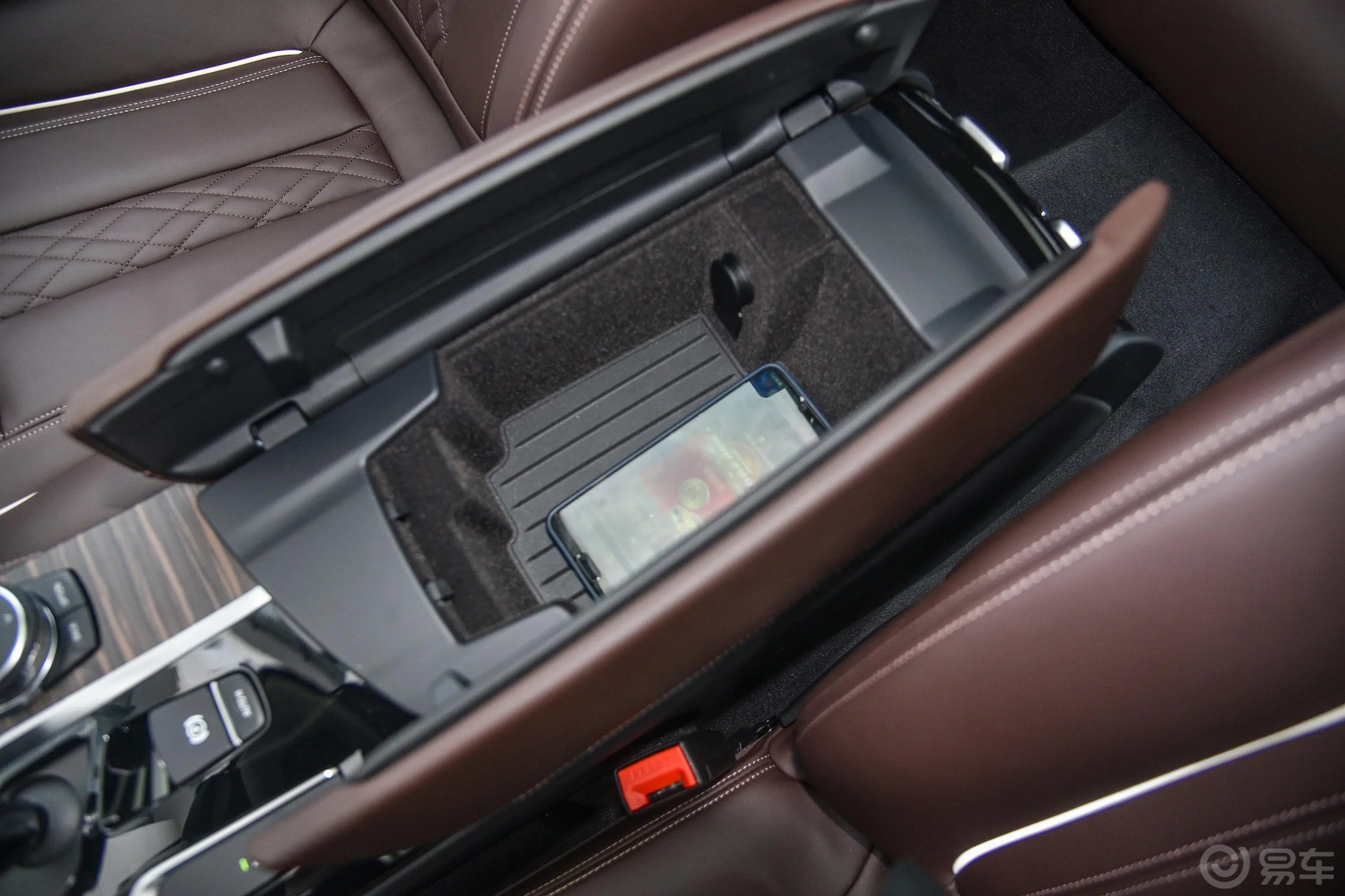 宝马5系改款 530Li 尊享版 豪华套装前排扶手箱储物格