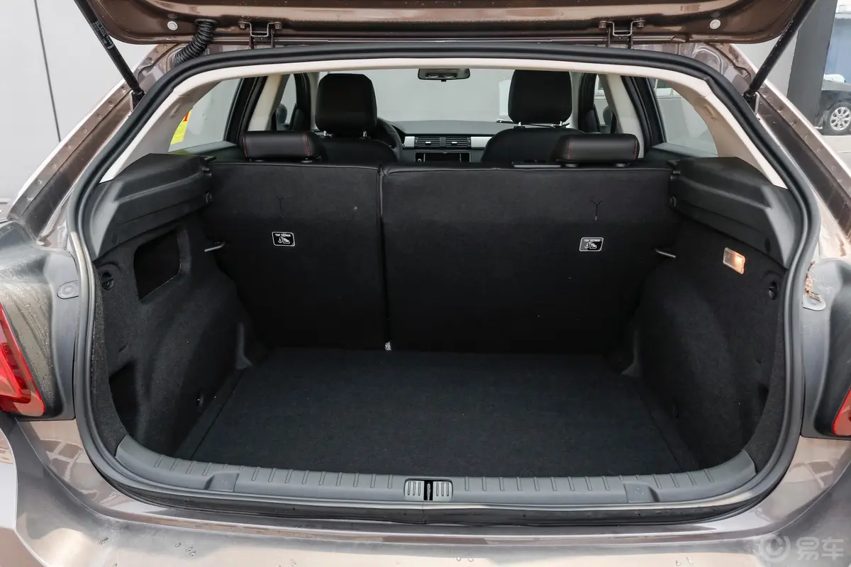 观致3都市SUV 1.6T 双离合 尊贵版后备厢空间特写