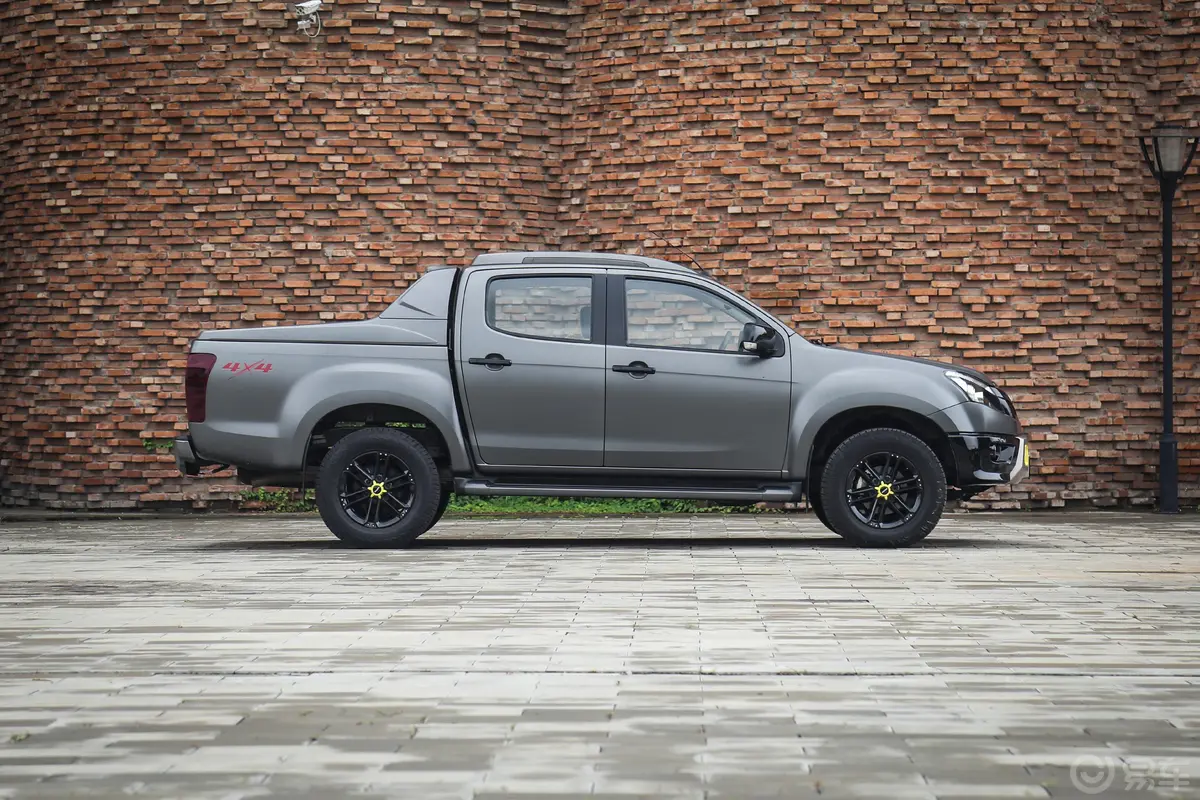 D-MAX3.0T 手自一体 四驱 X-POWER版 国V正侧车头向右水平