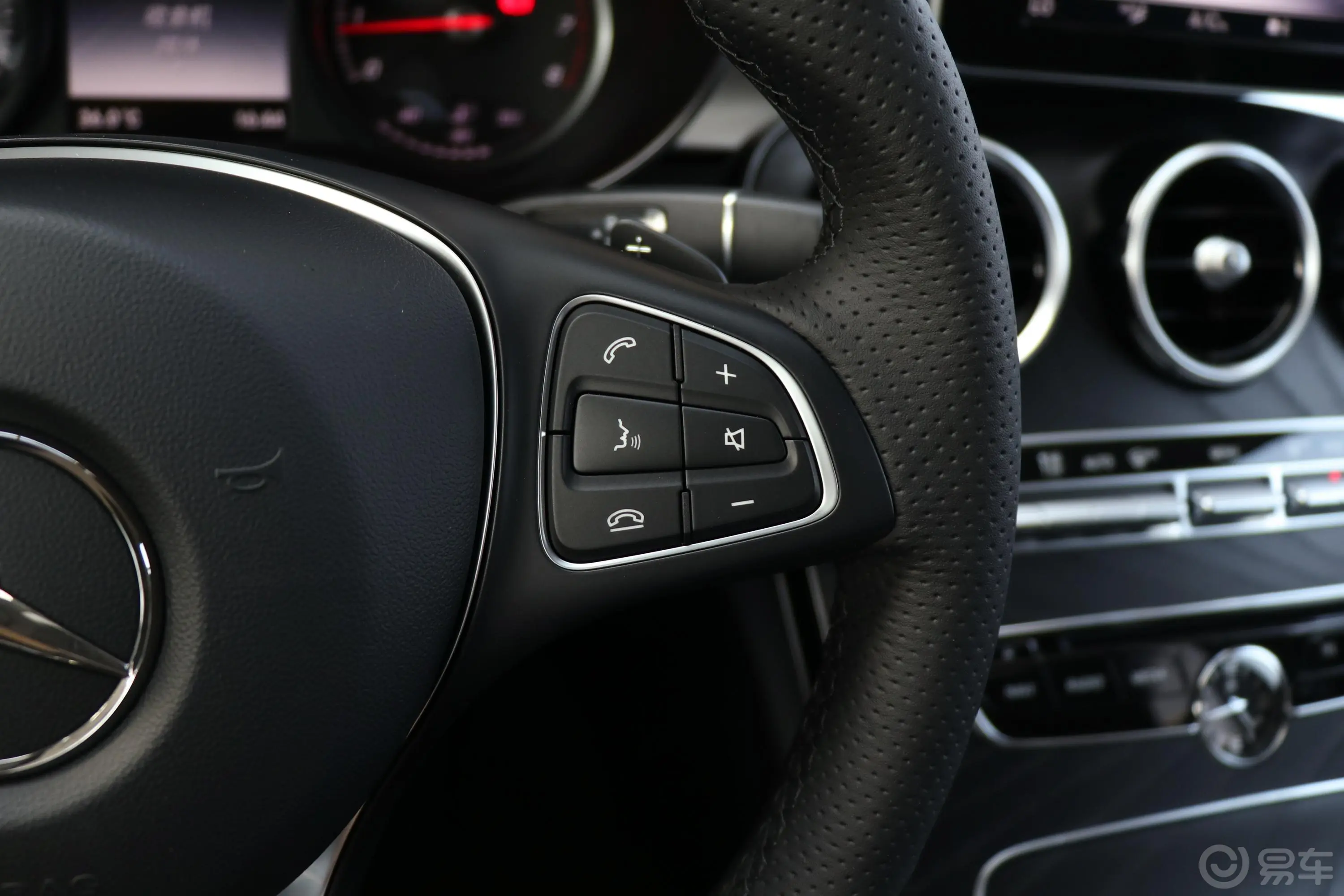奔驰C级C 180 L 时尚版 运动轿车右侧方向盘功能按键