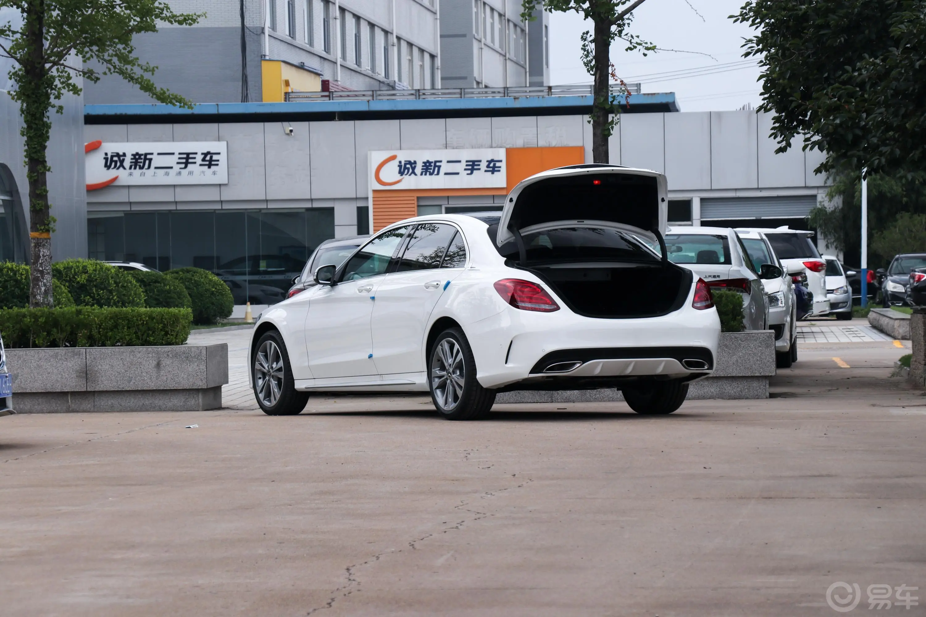 奔驰C级C 200 L 4MATIC 运动轿车后备厢开启45度侧拍