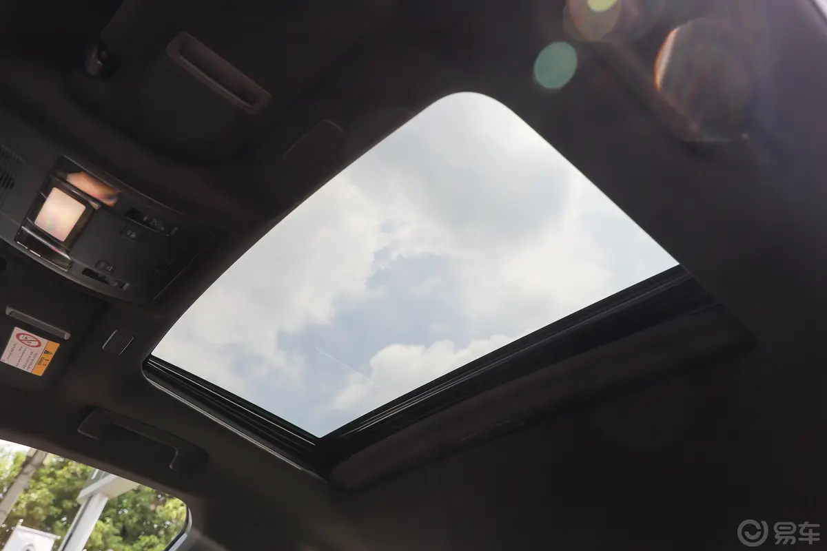 雷克萨斯ES300h 卓越版 国V天窗内拍关闭