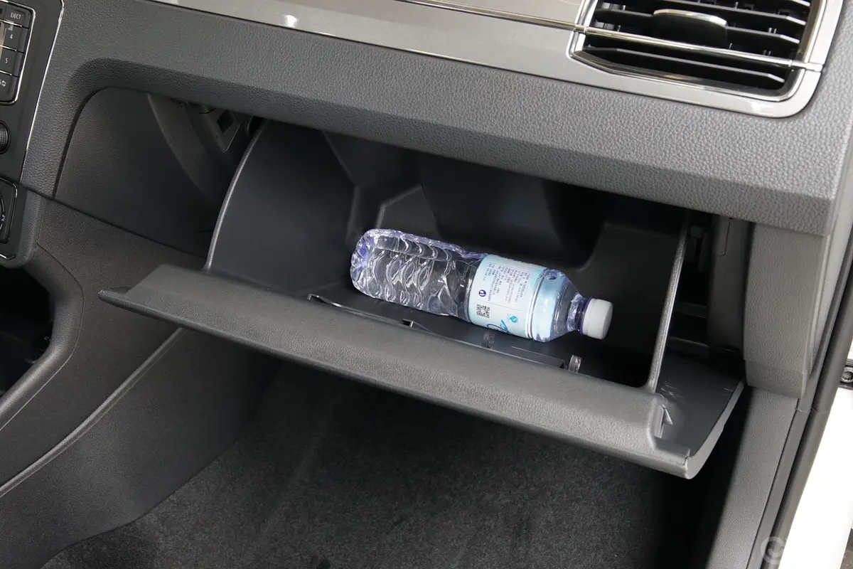 桑塔纳浩纳 1.6L 自动 风尚版手套箱空间水瓶横置