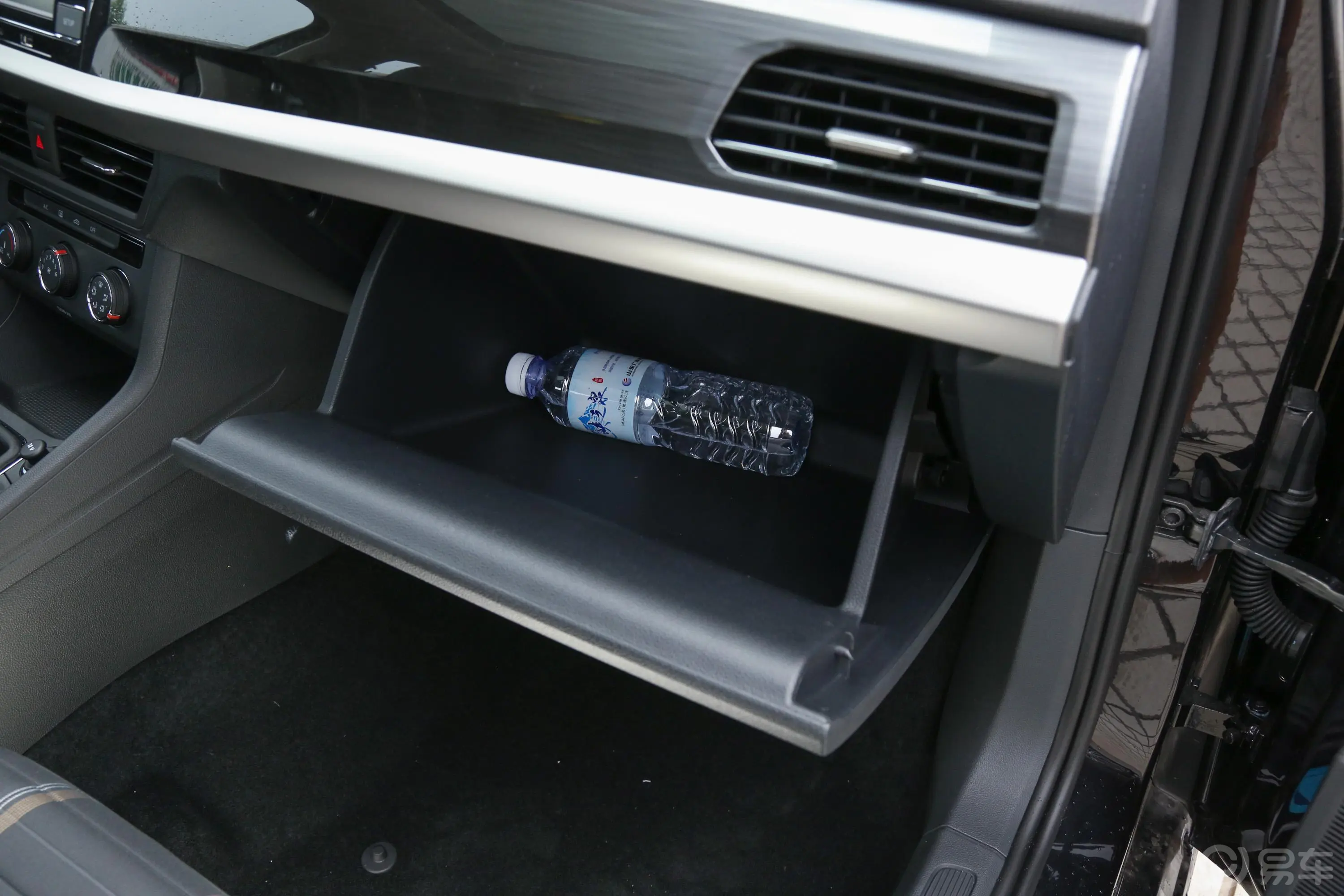 朗逸1.5L 手动 舒适版 国V手套箱空间水瓶横置