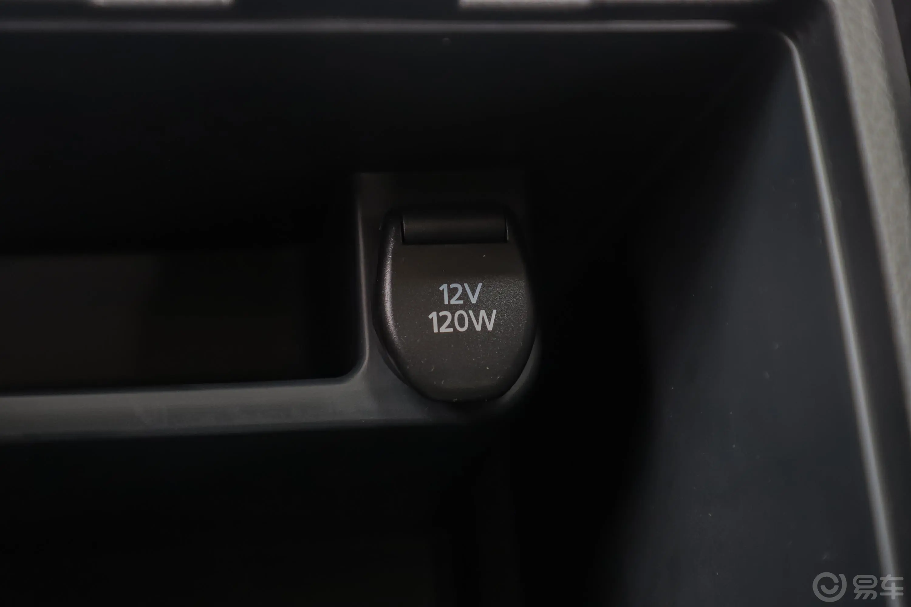 奇骏2.5L CVT 四驱 豪华版 5座前排扶手箱储物格