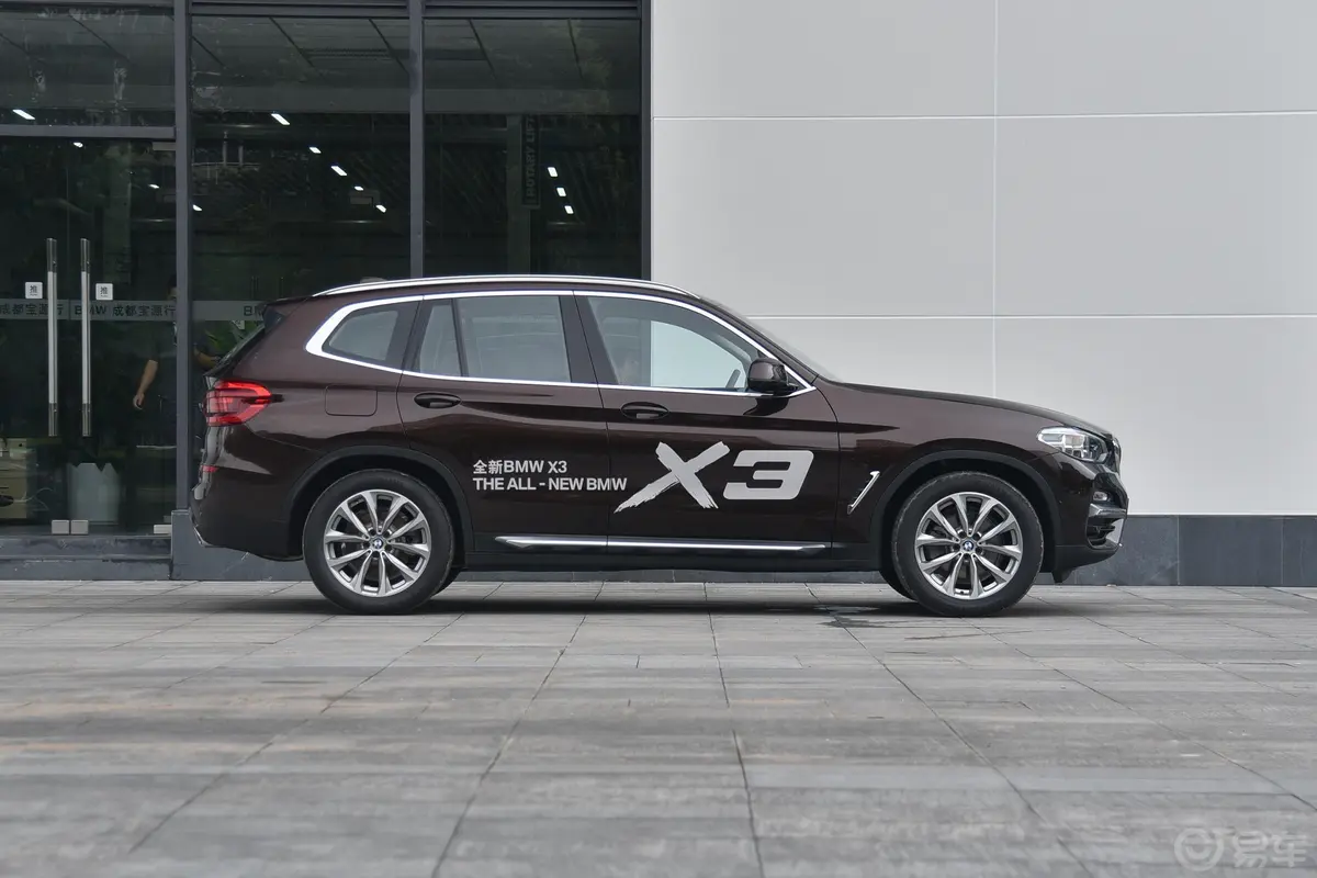 宝马X3xDrive 25i 豪华套装 国V正侧车头向右水平