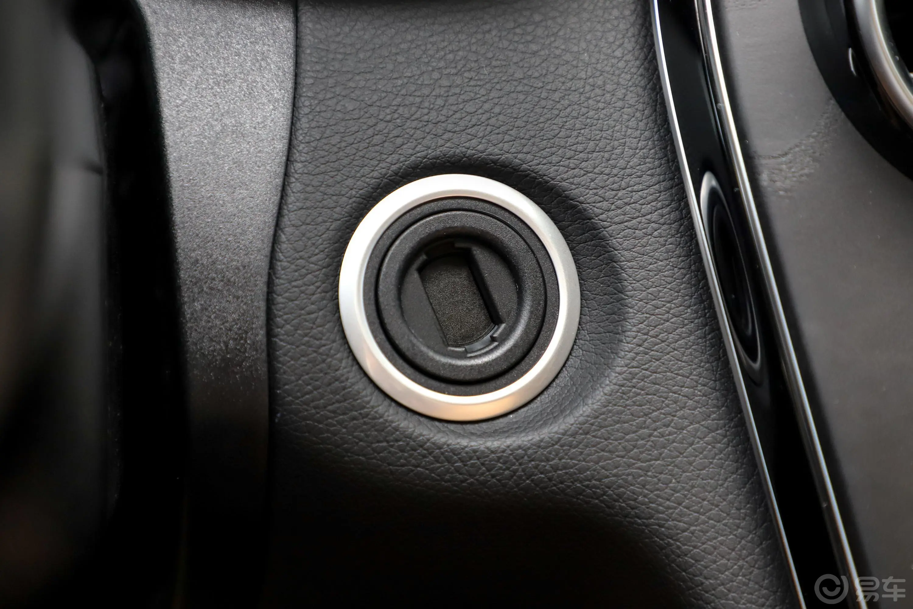 奔驰C级C 200 L 运动轿车钥匙孔或一键启动按键