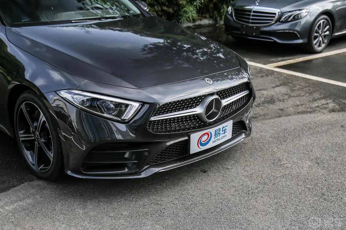 奔驰CLS级CLS 350 4MATIC 先型特别版前格栅侧俯拍