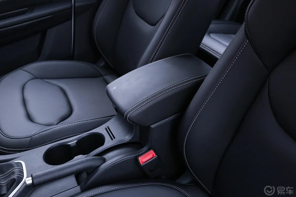 奔腾X40网红版 1.6L 手动 舒适版前排中央扶手