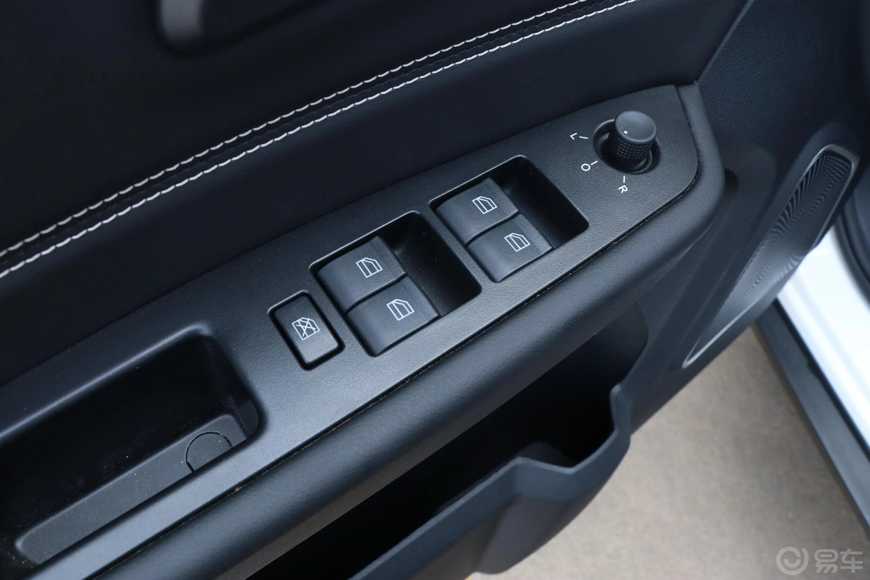 奔腾X40网红版 1.6L 手动 舒适版车窗调节整体