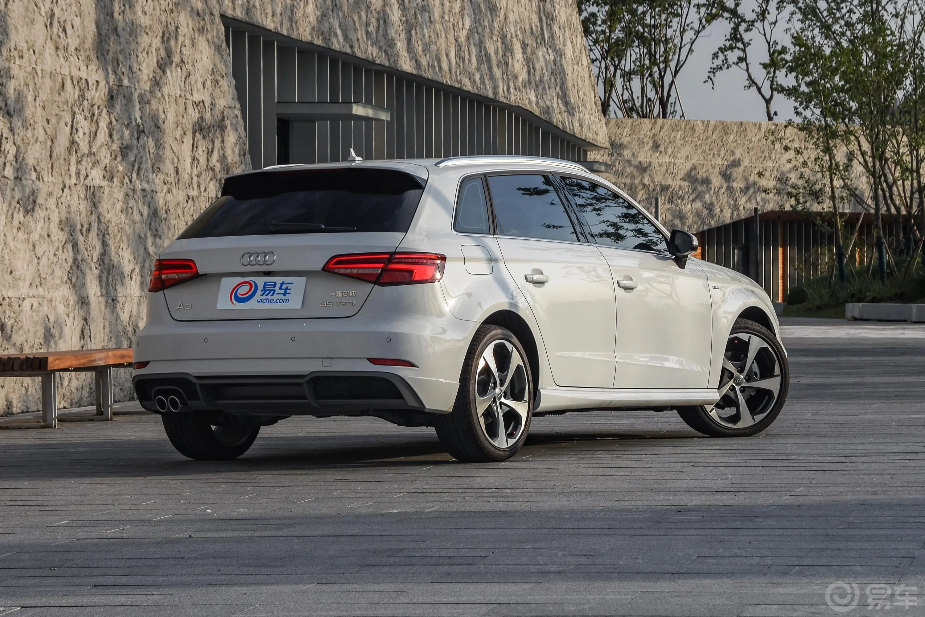 奥迪A330周年纪念版 Sportback 35TFSI 运动版侧后45度车头向右水平