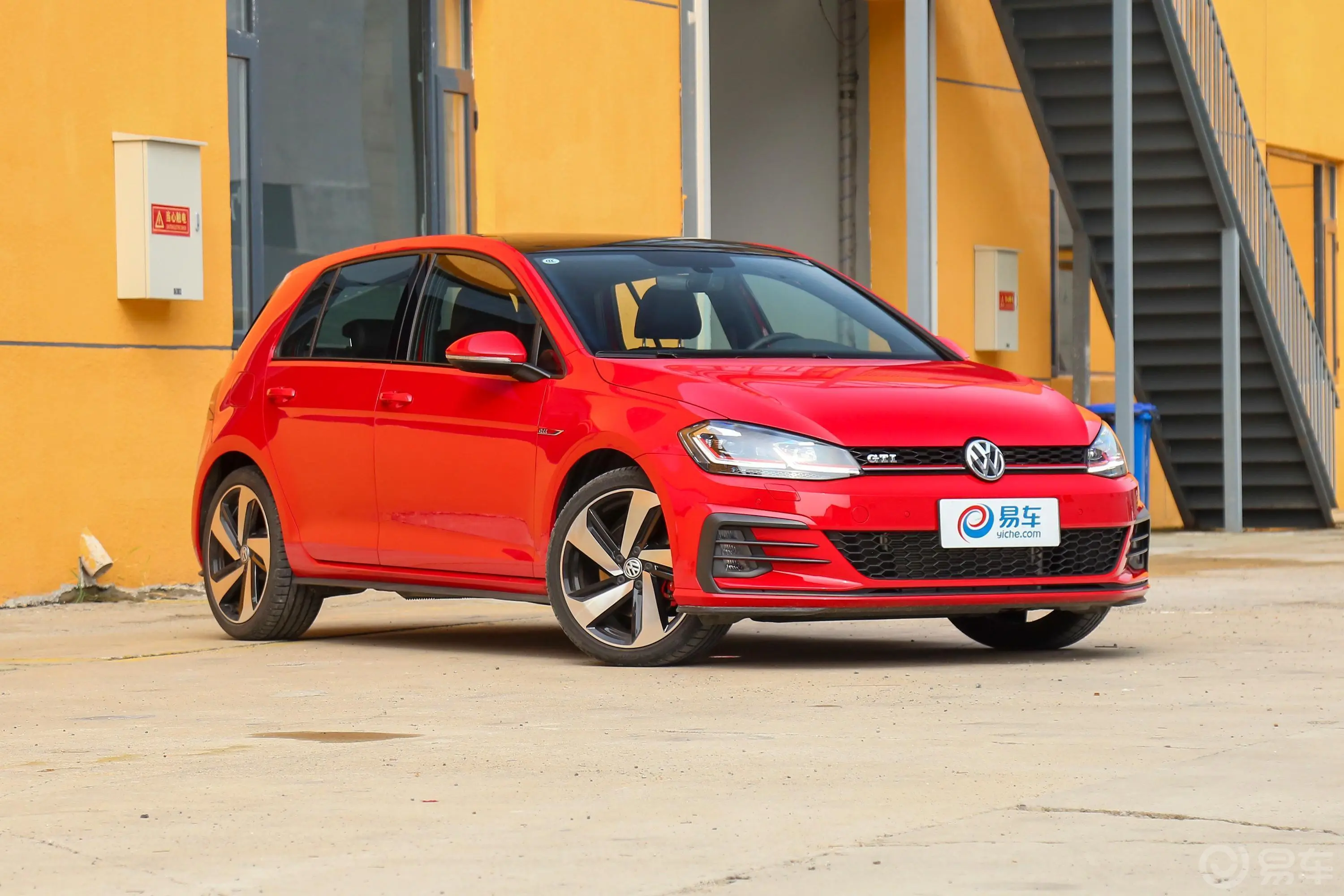 高尔夫GTI 2.0TSI 双离合胎压信息铭牌