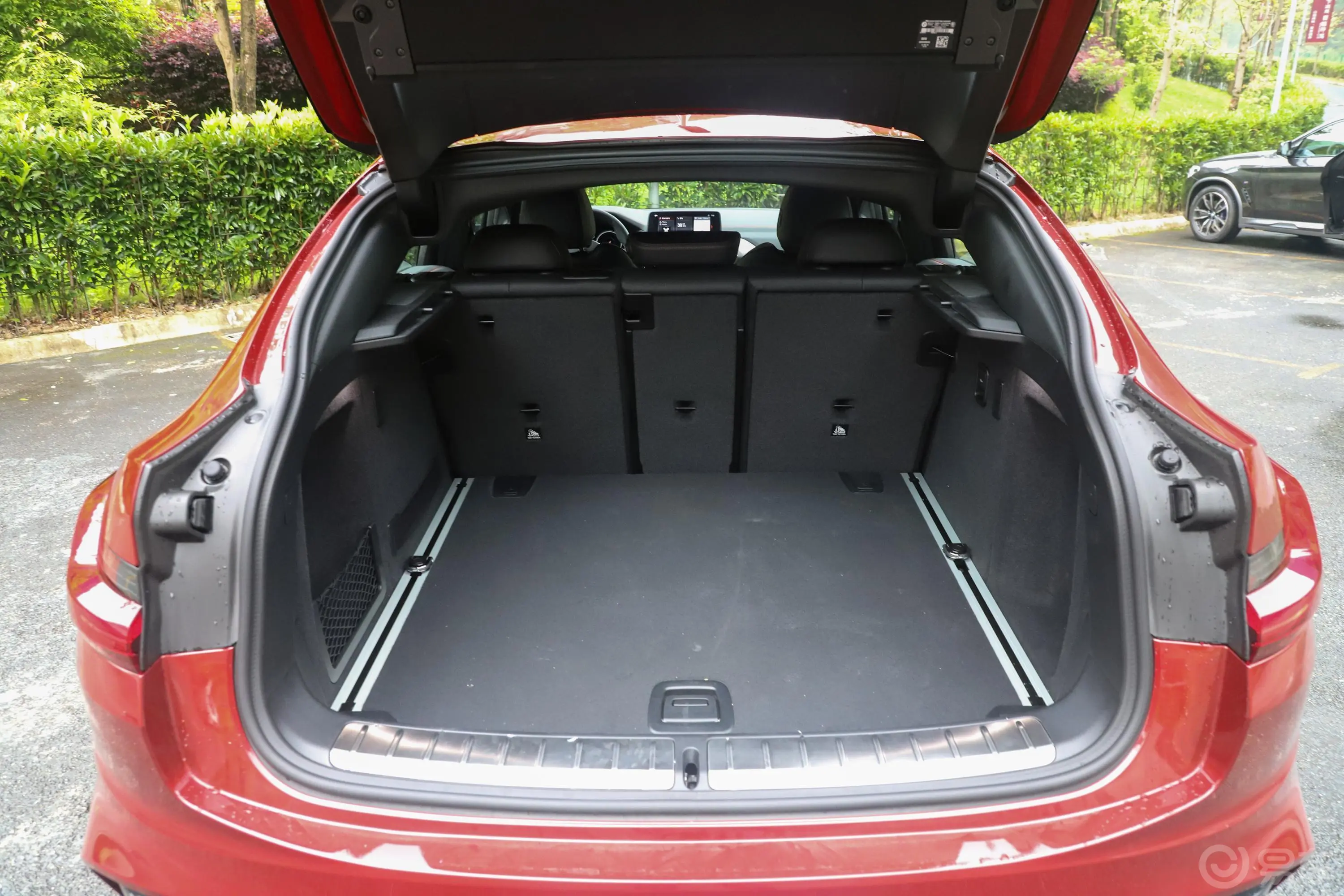 宝马X4xDrive30i M运动套装后备厢空间特写