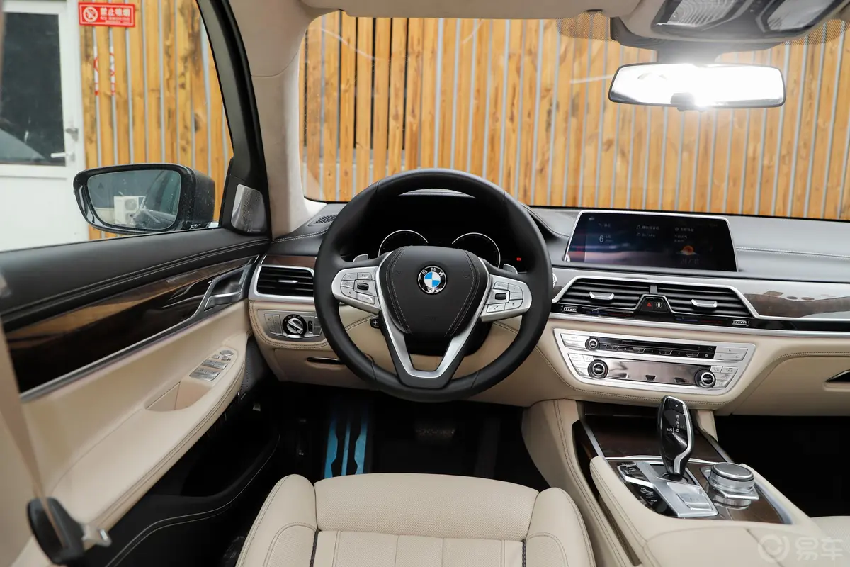 宝马7系750Li xDrive M运动套装驾驶位区域