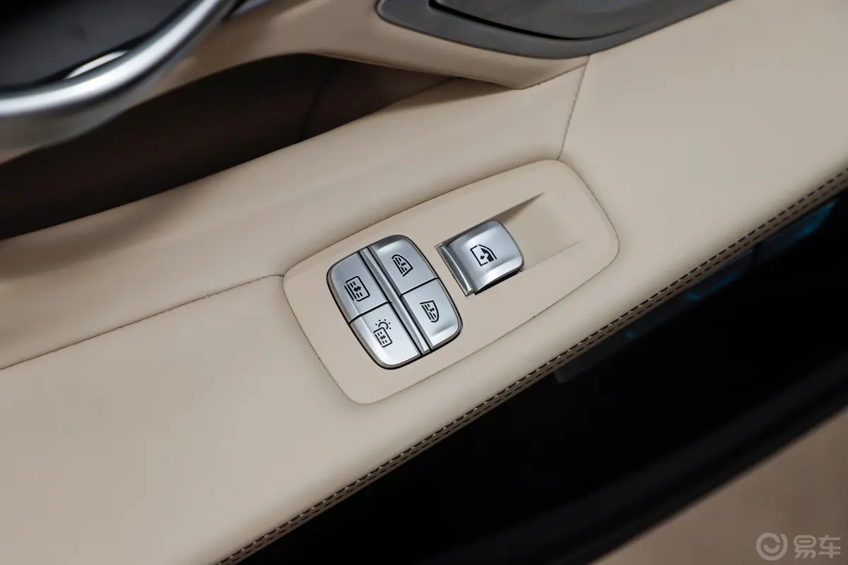 宝马7系750Li xDrive M运动套装后车窗调节