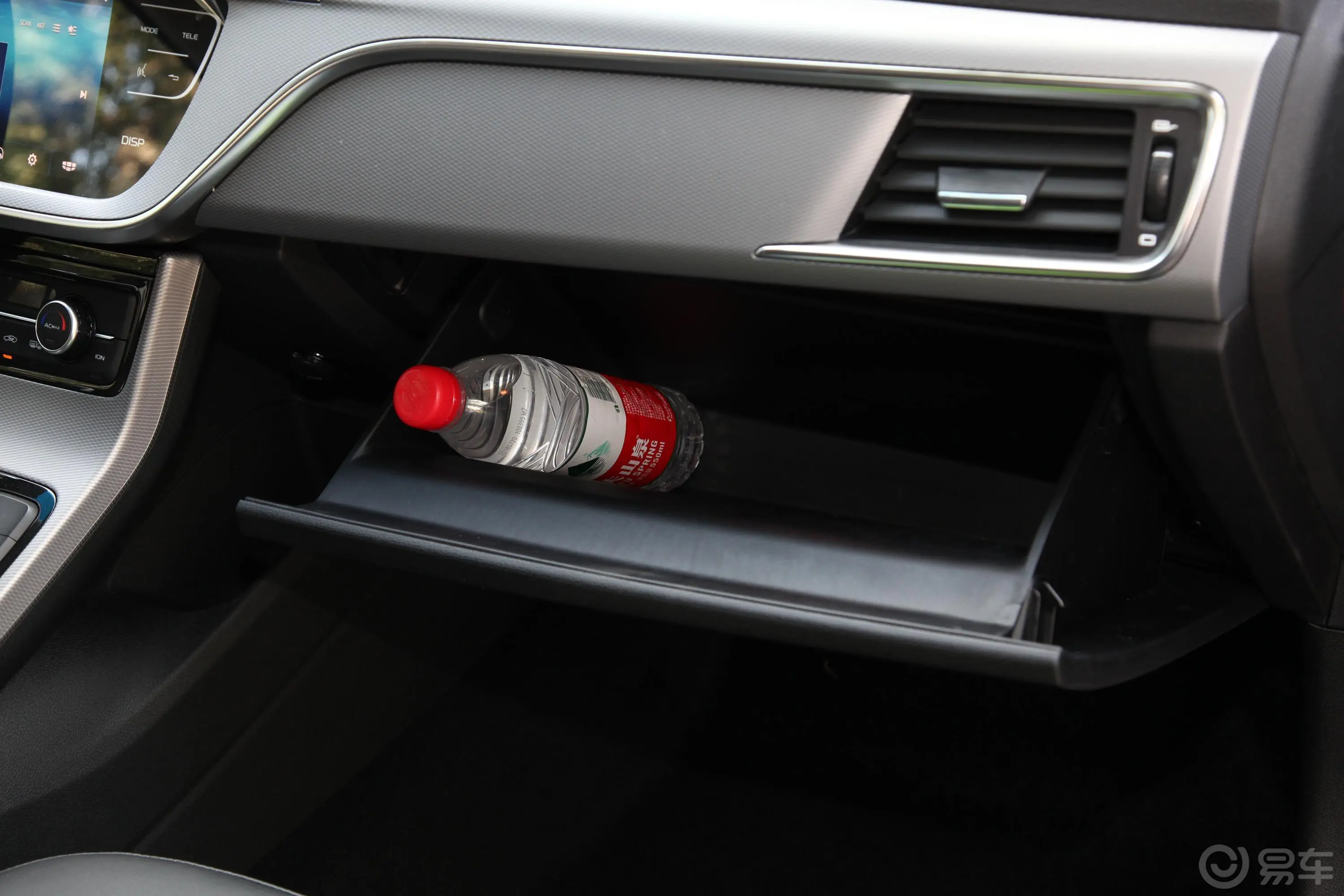 帝豪GS运动版 1.8L 双离合 领尚版手套箱空间水瓶横置