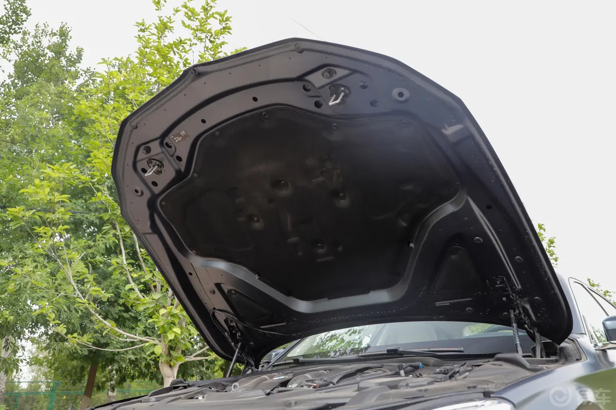 宝马7系750Li xDrive M运动套装发动机舱盖内侧