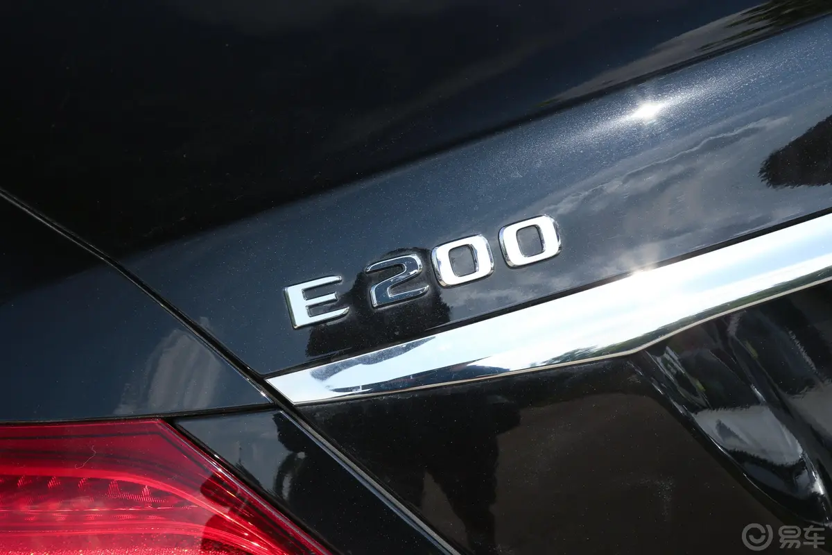 奔驰E级E 200 4MATIC 运动版外观