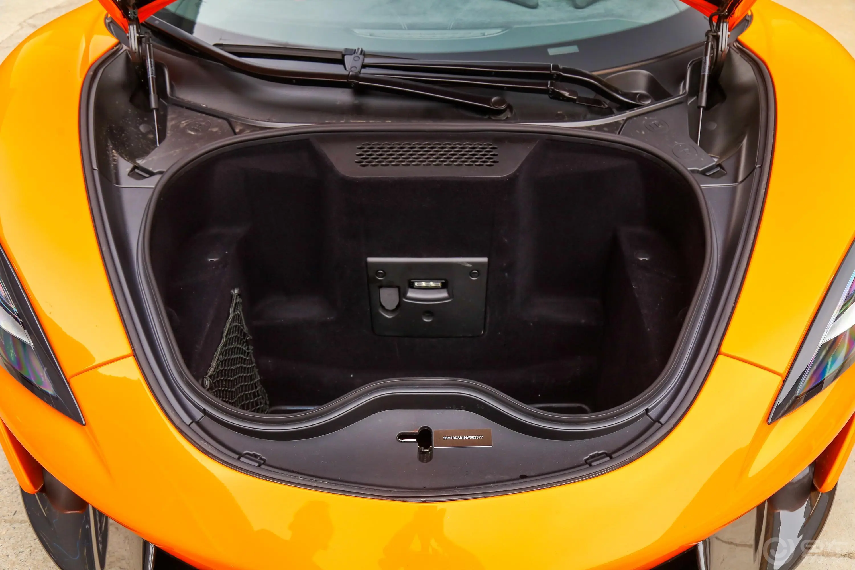 迈凯伦570S3.8T Coupe后备厢空间特写