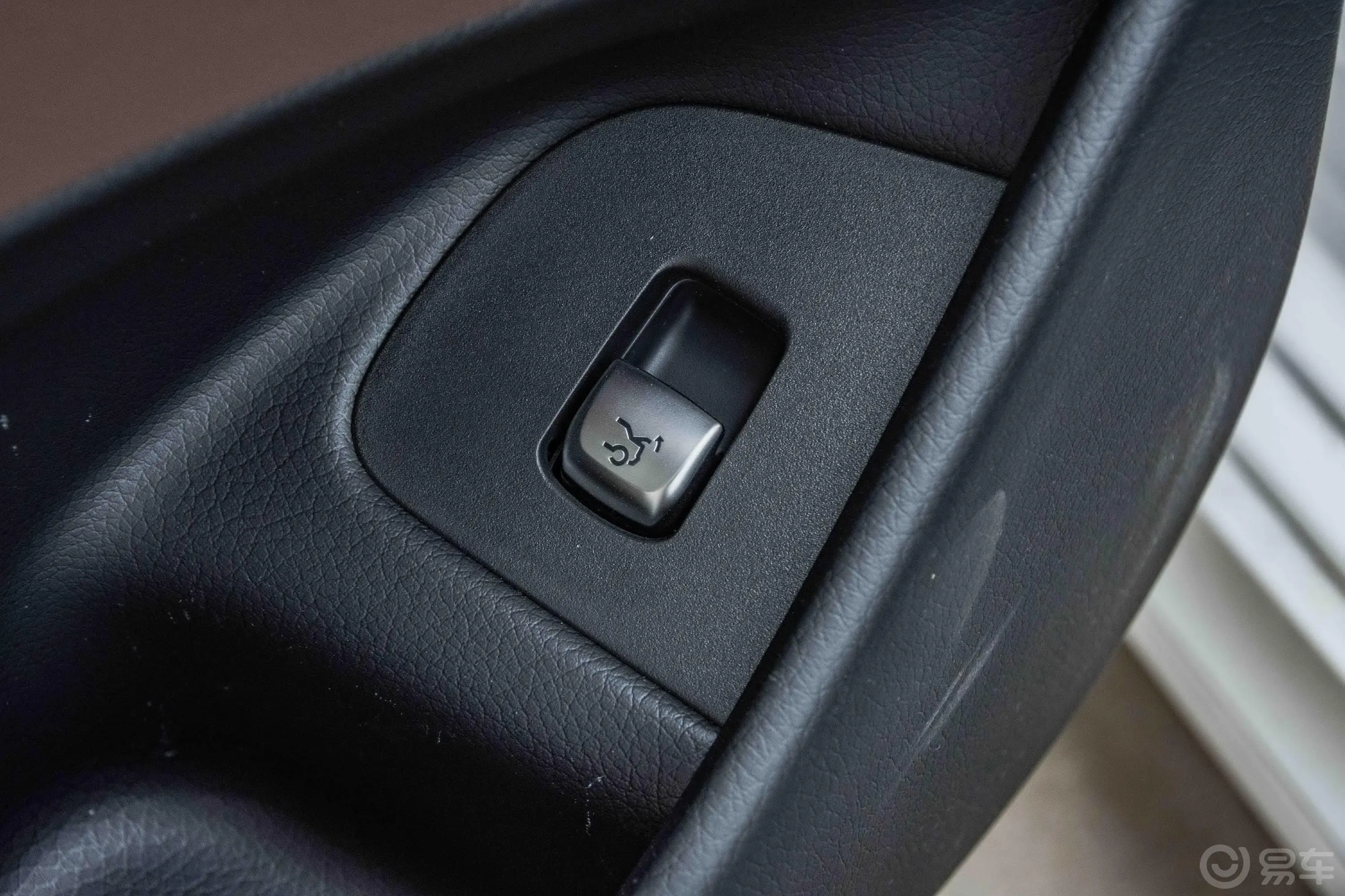 奔驰E级改款 E 300 L 时尚版 运动轿车电动尾门按键（手动扶手）
