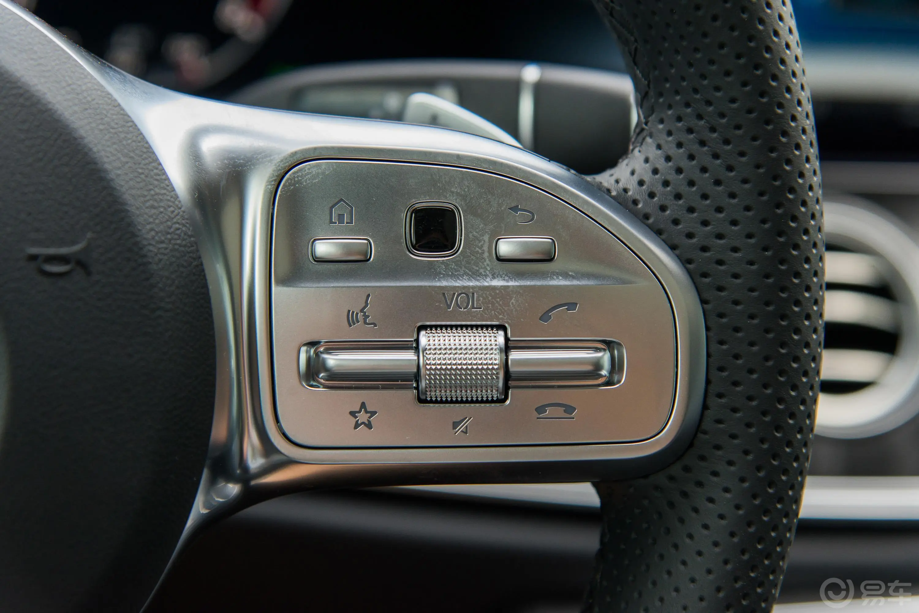 奔驰E级E 300 L 时尚版 运动轿车右侧方向盘功能按键
