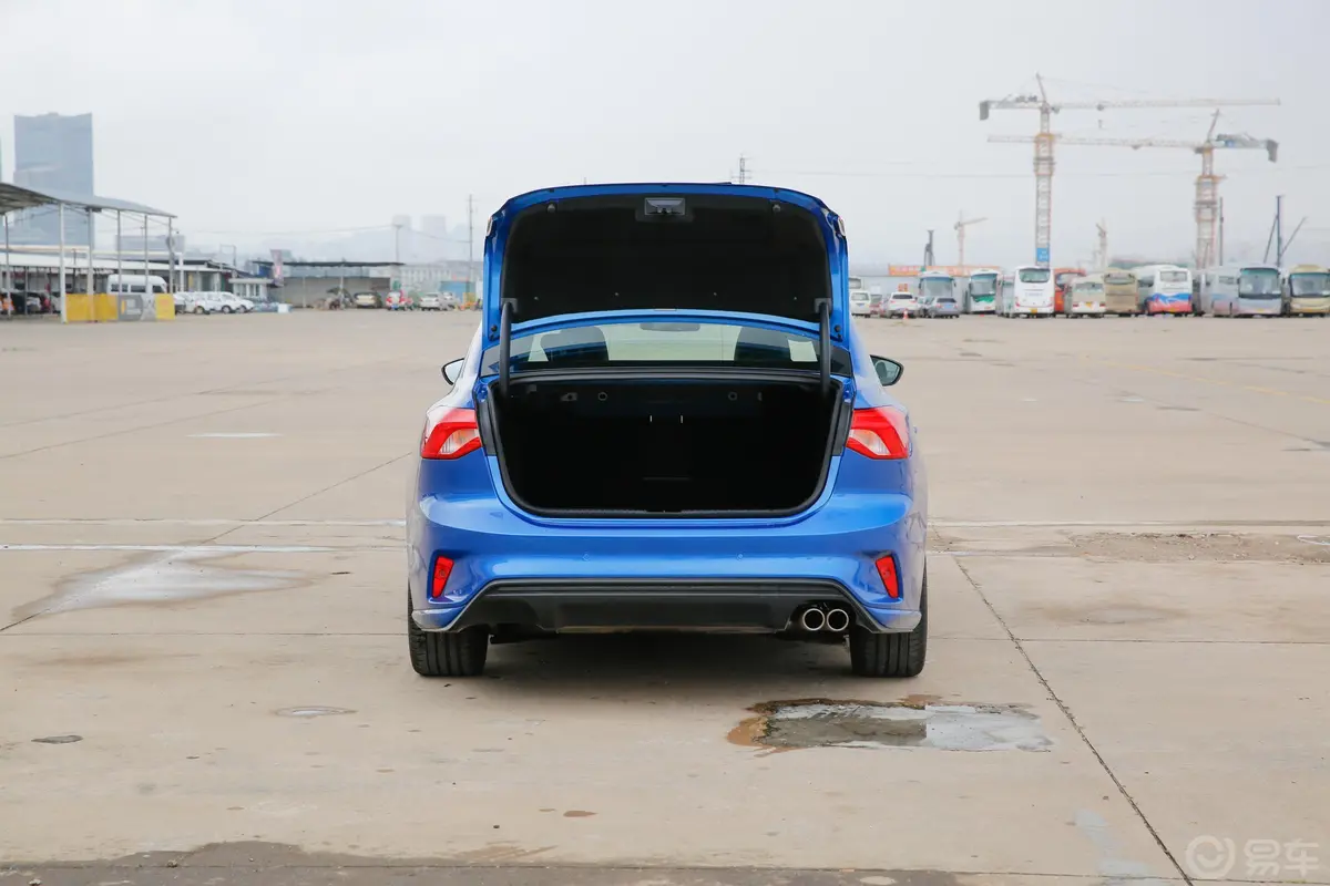 福克斯三厢 EcoBoost180 手自一体 ST Line 国V空间