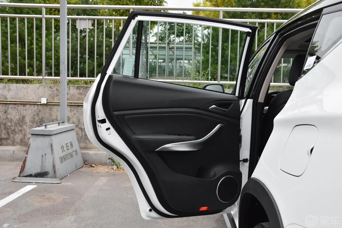 宋新能源EV500 智联领耀版驾驶员侧后车门