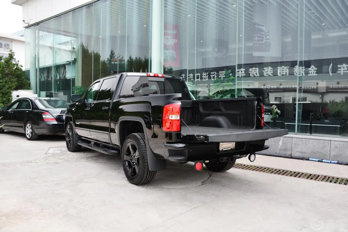 GMC Sierra5.3L 手自一体 SIERRA 豪华版后备厢开启45度侧拍