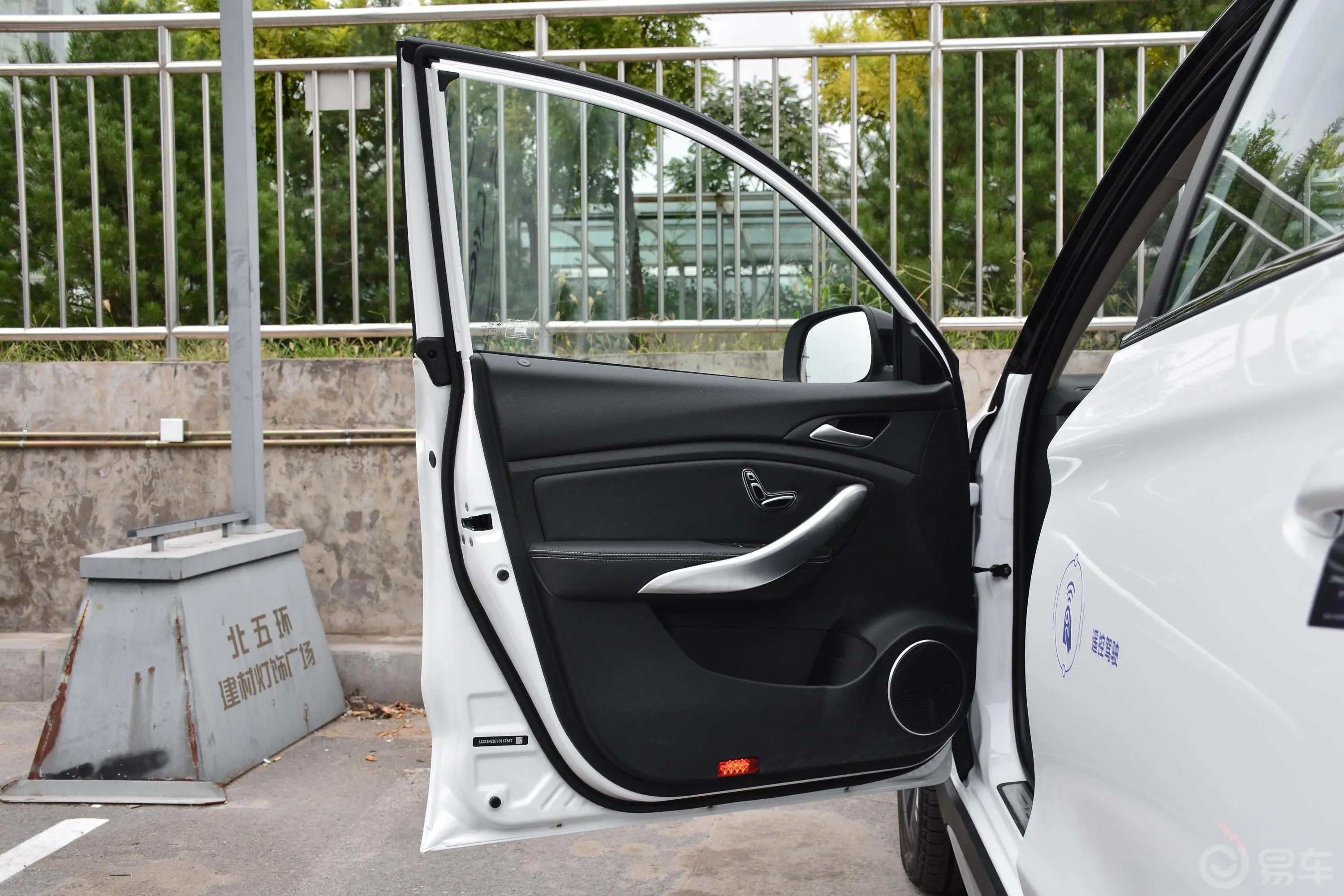 宋新能源EV500 智联领耀版驾驶员侧前车门
