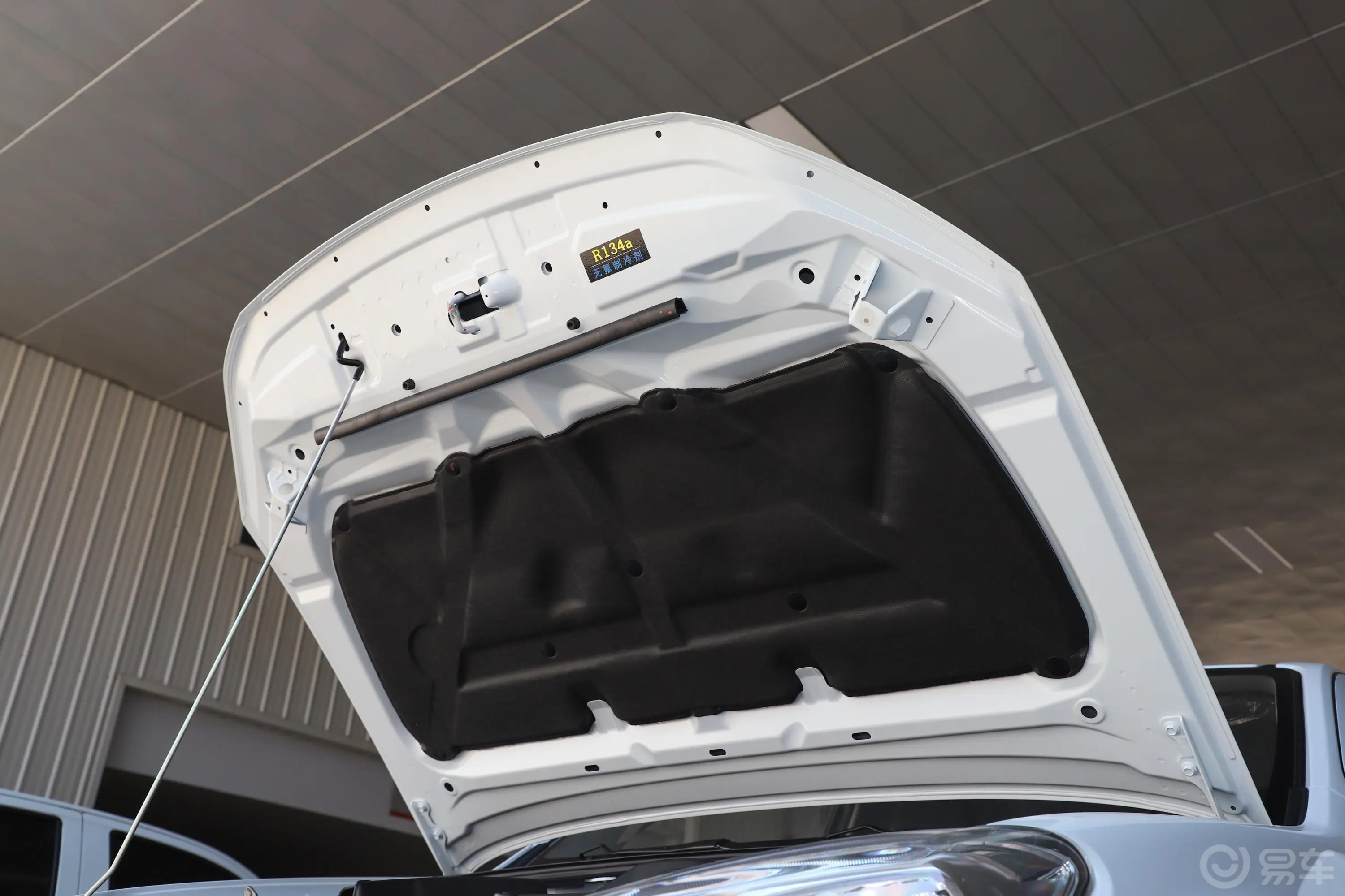 瑞迈2.8T 手动 两驱 豪华版 柴油发动机舱盖内侧