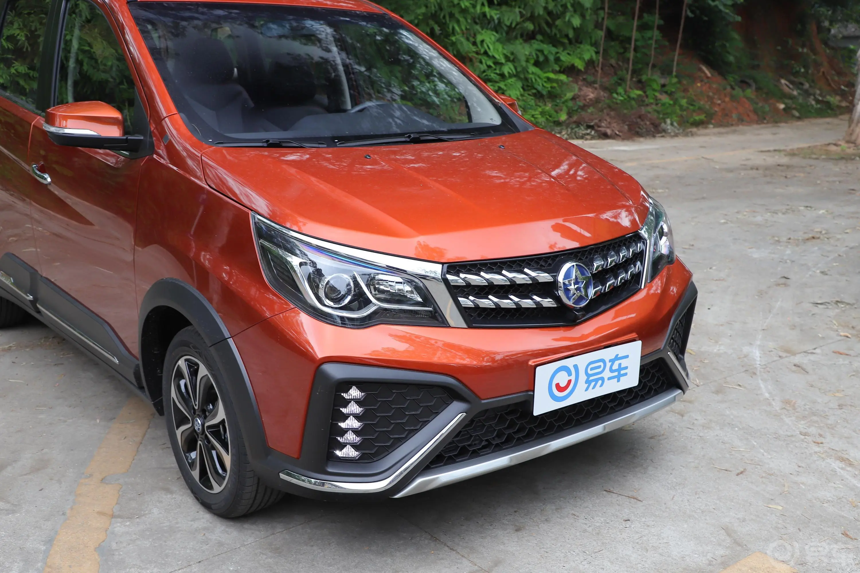 启辰M50V1.6L XV CVT 旗舰版前格栅侧俯拍