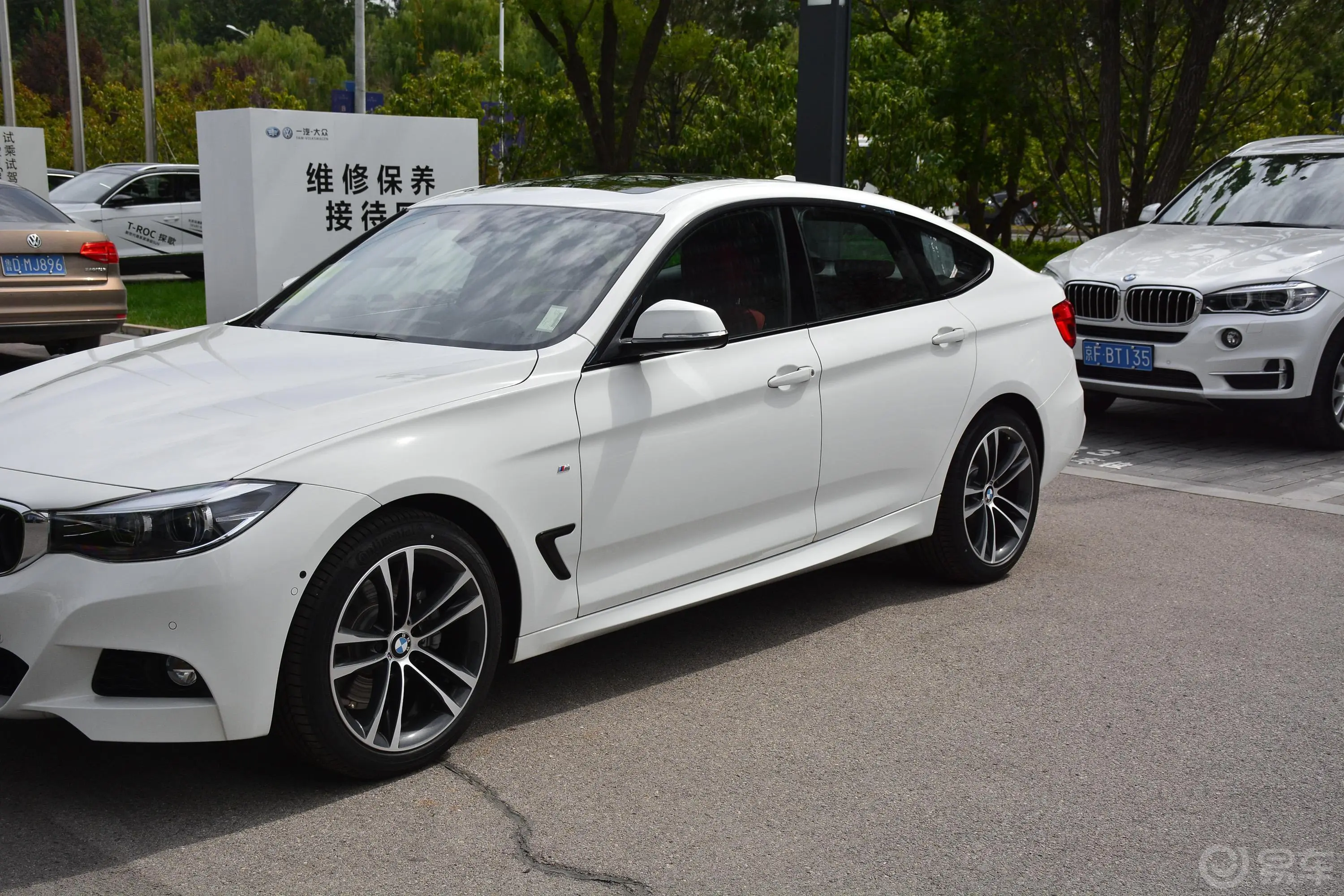 宝马3系GT330i xDrive M运动版外观