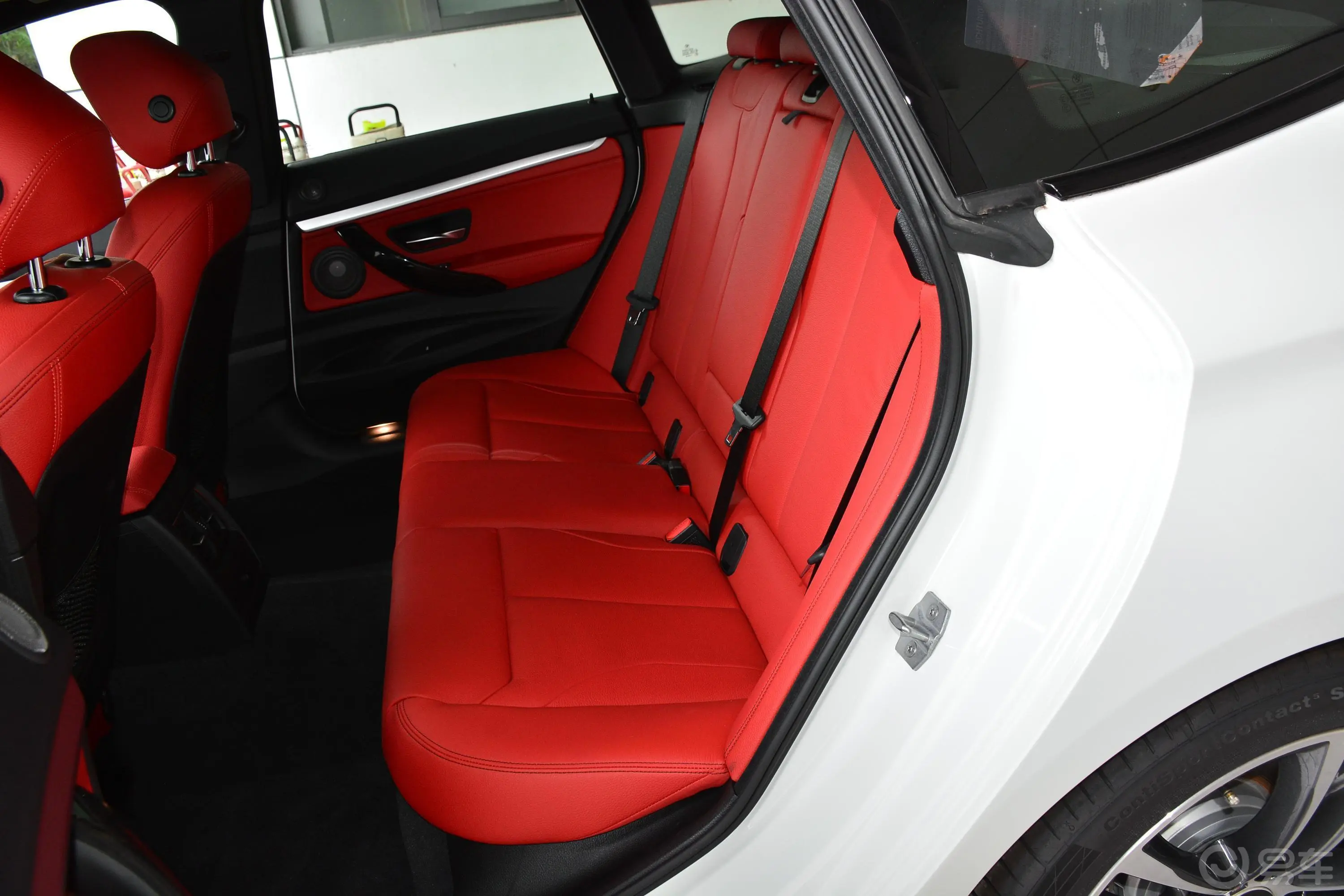 宝马3系GT330i xDrive M运动版后排座椅